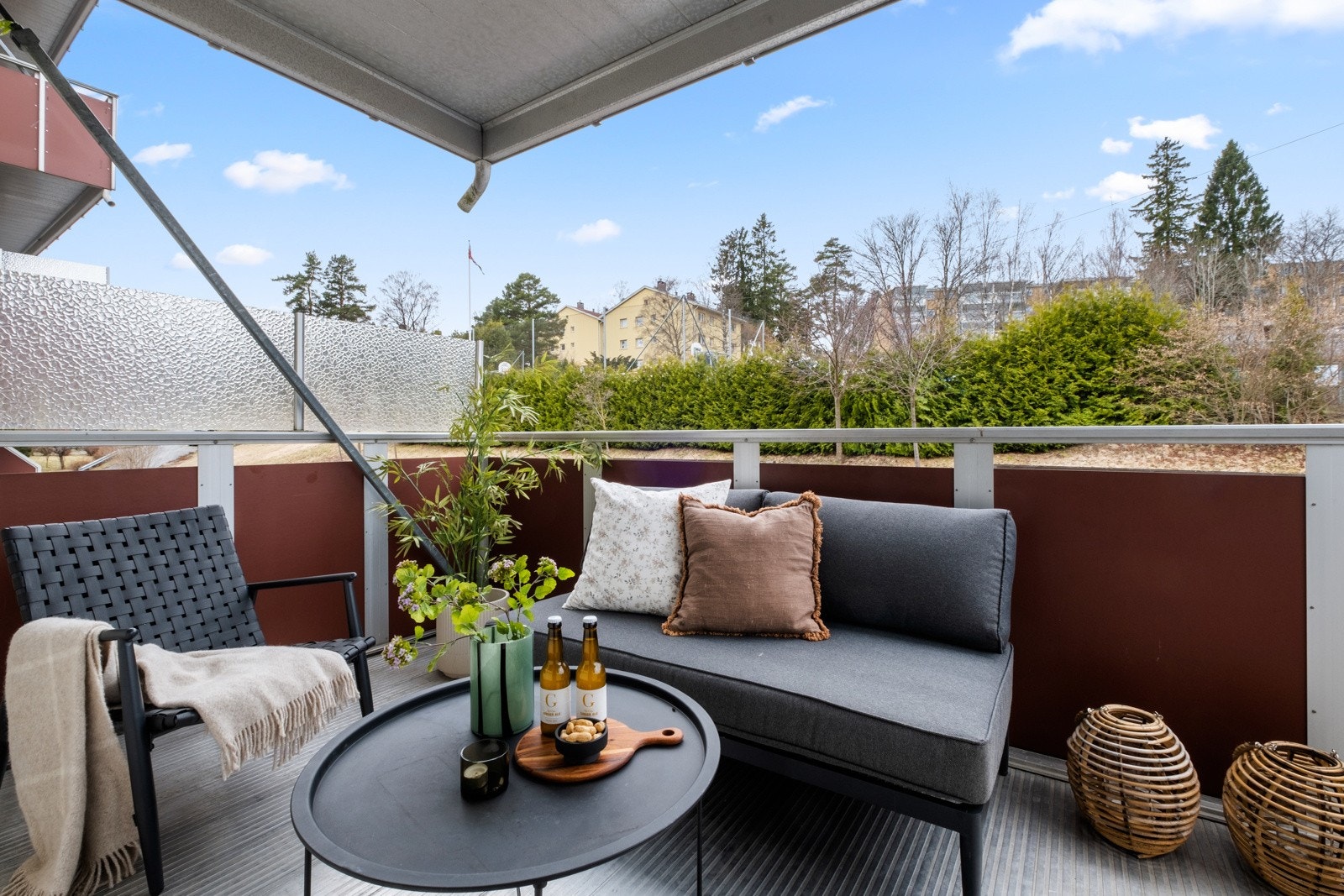 Balkongen vender mot rolige og flotte grøntarealer. Galleribilde