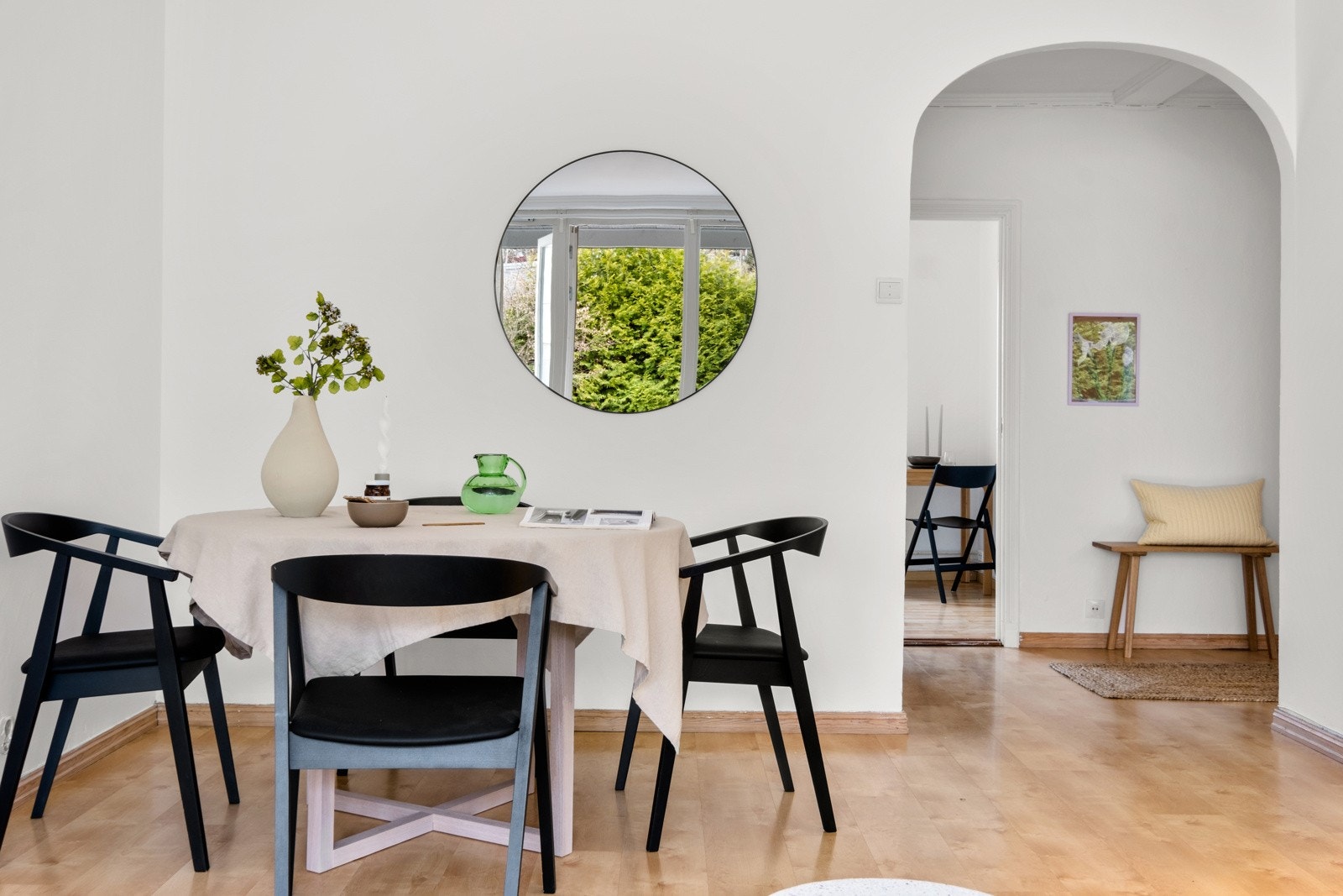 Stuens romslige størrelse gir god plass til et romslig spisebord. Her kan venner og familie samles til alle døgnets måltider. Galleribilde