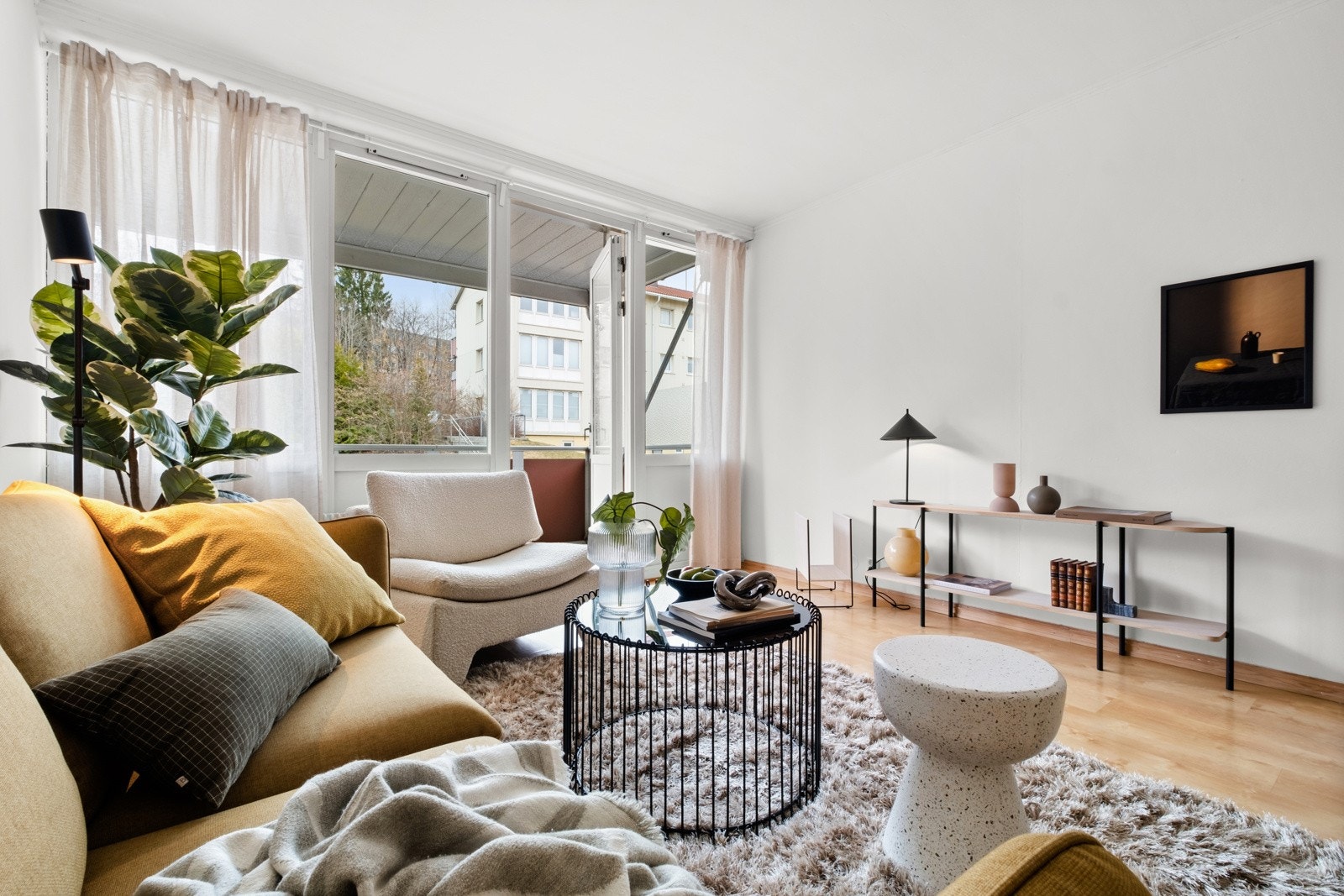 De store vindusflatene bidrar til at stuen får rikelig med naturlig lysinnslipp som gir en god romfølelse. Galleribilde