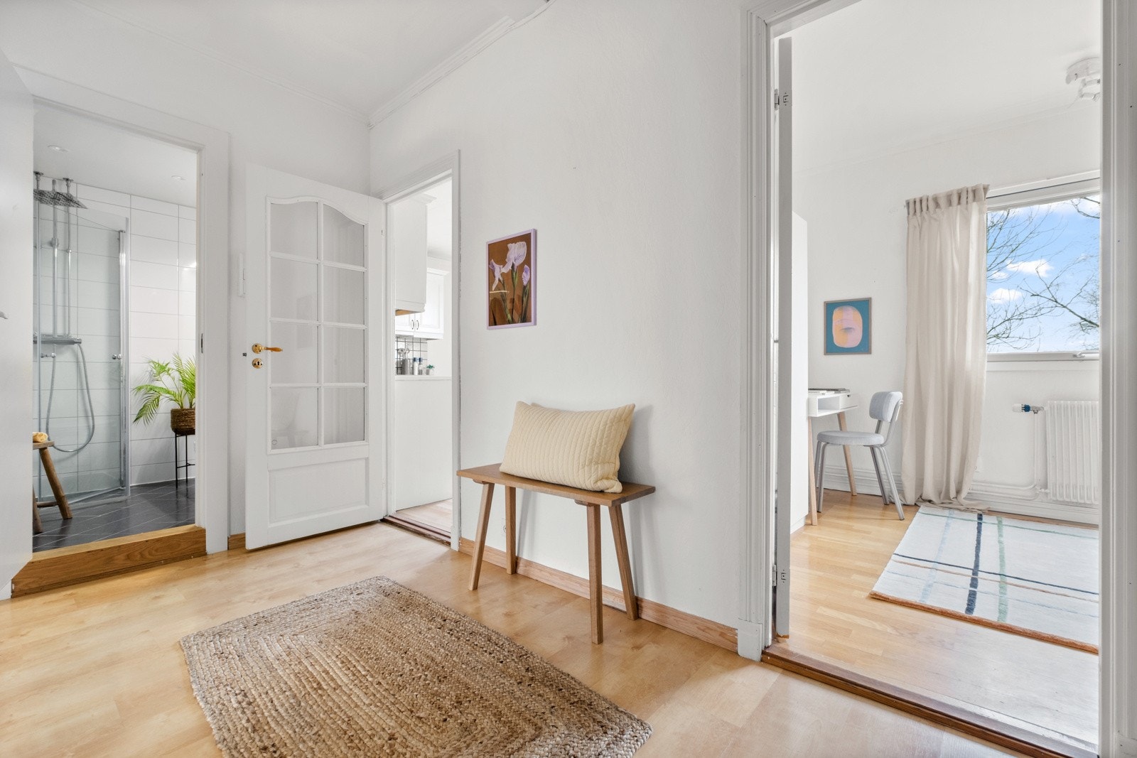 Meget innbydende inngangsparti med gir leiligheten et meget godt førsteinntrykk. Galleribilde