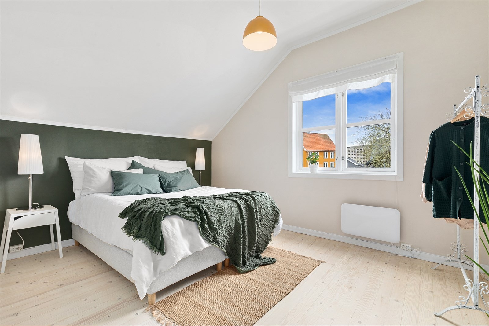 Hovedsoverommet har rikelig med plass til en dobbeltseng med tilhørende nattbord Galleribilde