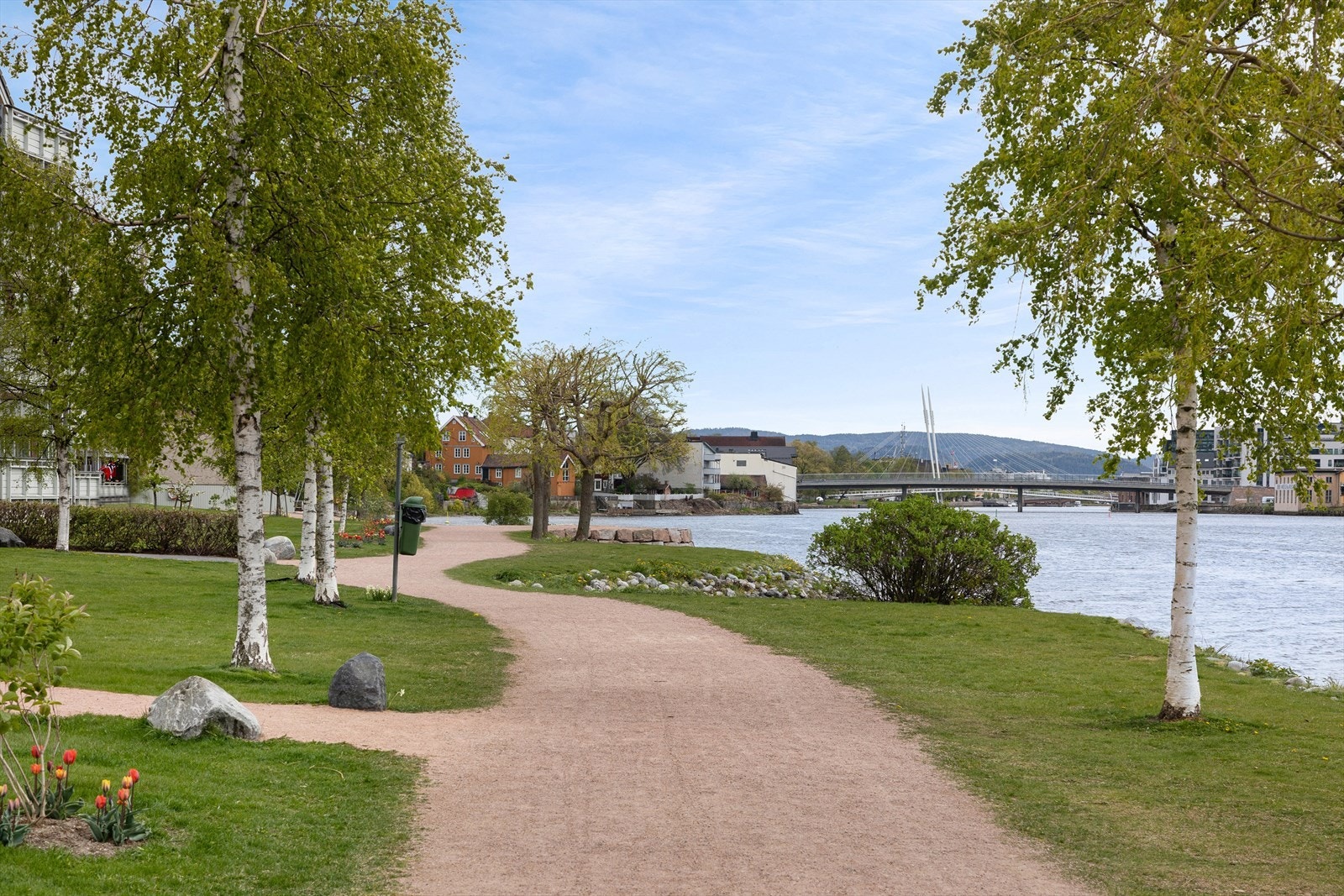 Nærområdet tilbyr en rekke turmuligheter, enten det er langs Drammenselva, opp i skog og mark eller inn til byen Galleribilde