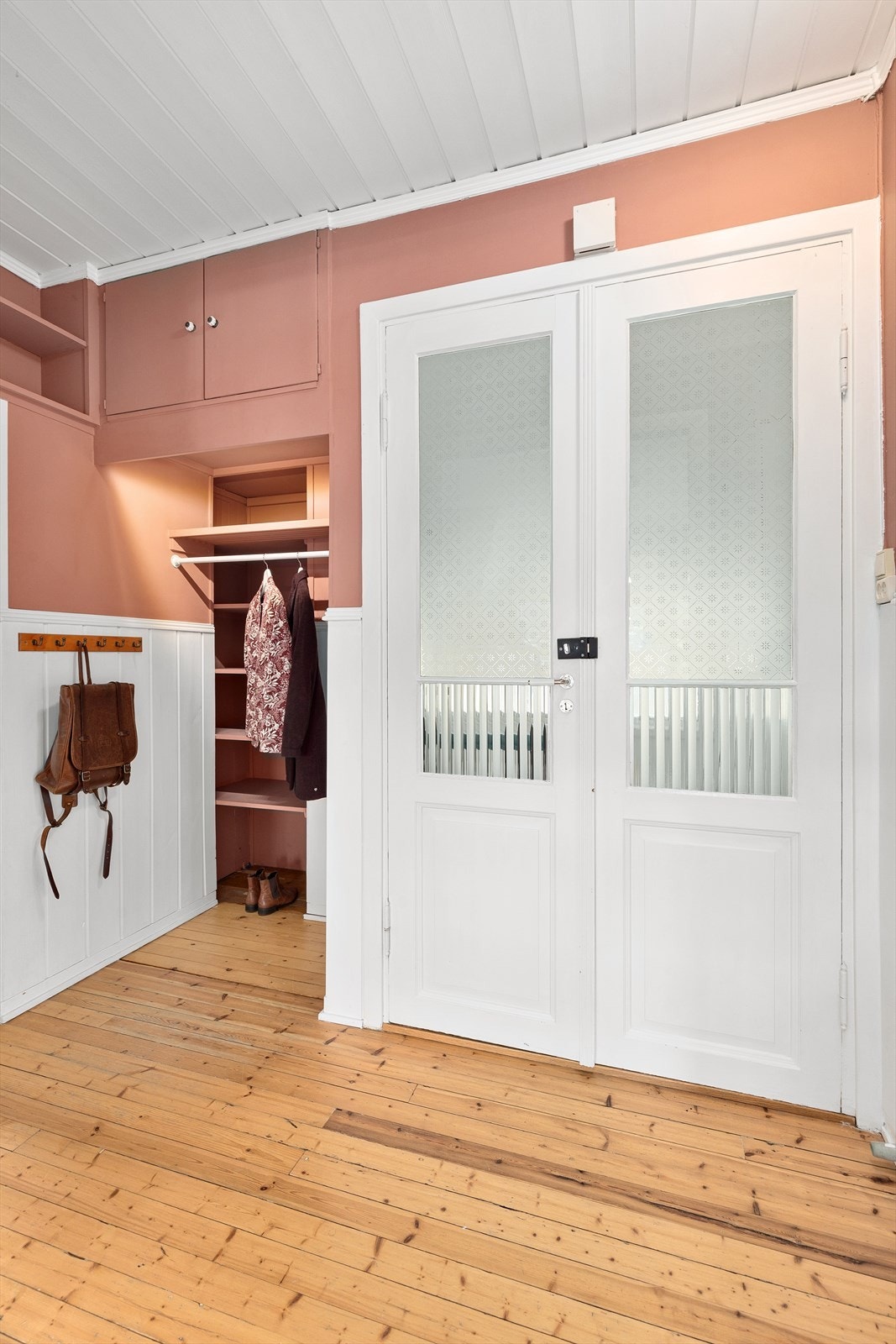 Velkommen inn! I leilighetens entré har du god plass til å henge fra seg yttertøyet og sette fra deg skoene Galleribilde