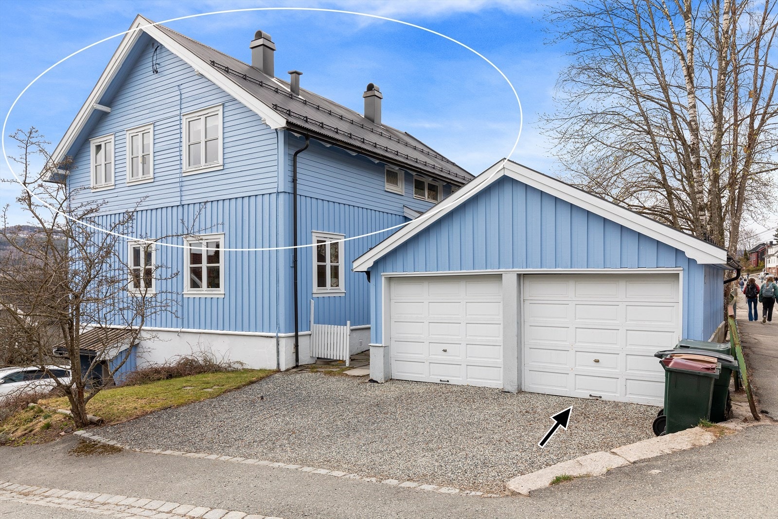 Eiendommen ligger i et veletablert og attraktivt boligområde med kort vei til natur og by Galleribilde