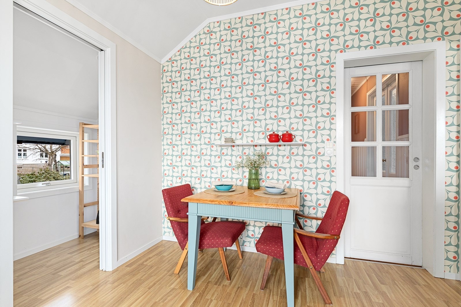 Praktisk spiskammers med skyvedør. Her har du også plass til et frokostbord Galleribilde