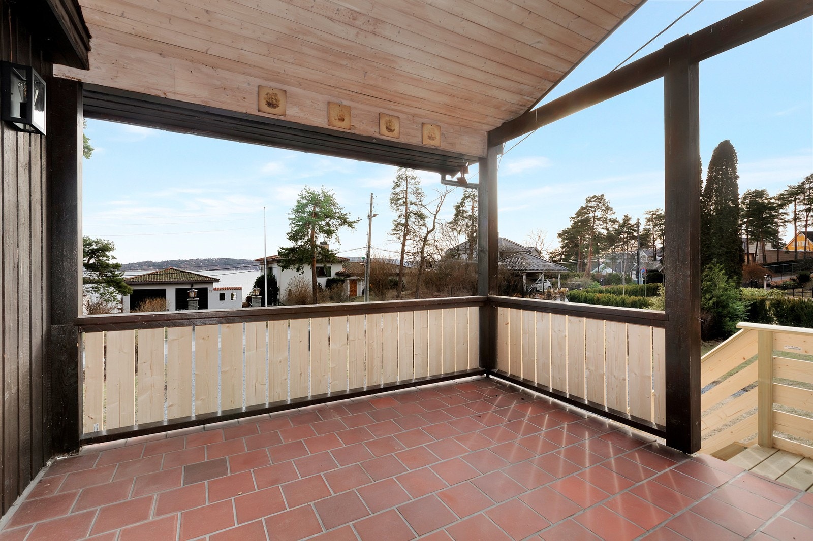 Stor flott terrasse med hyggelig utsyn, direkte utgang fra stue Galleribilde