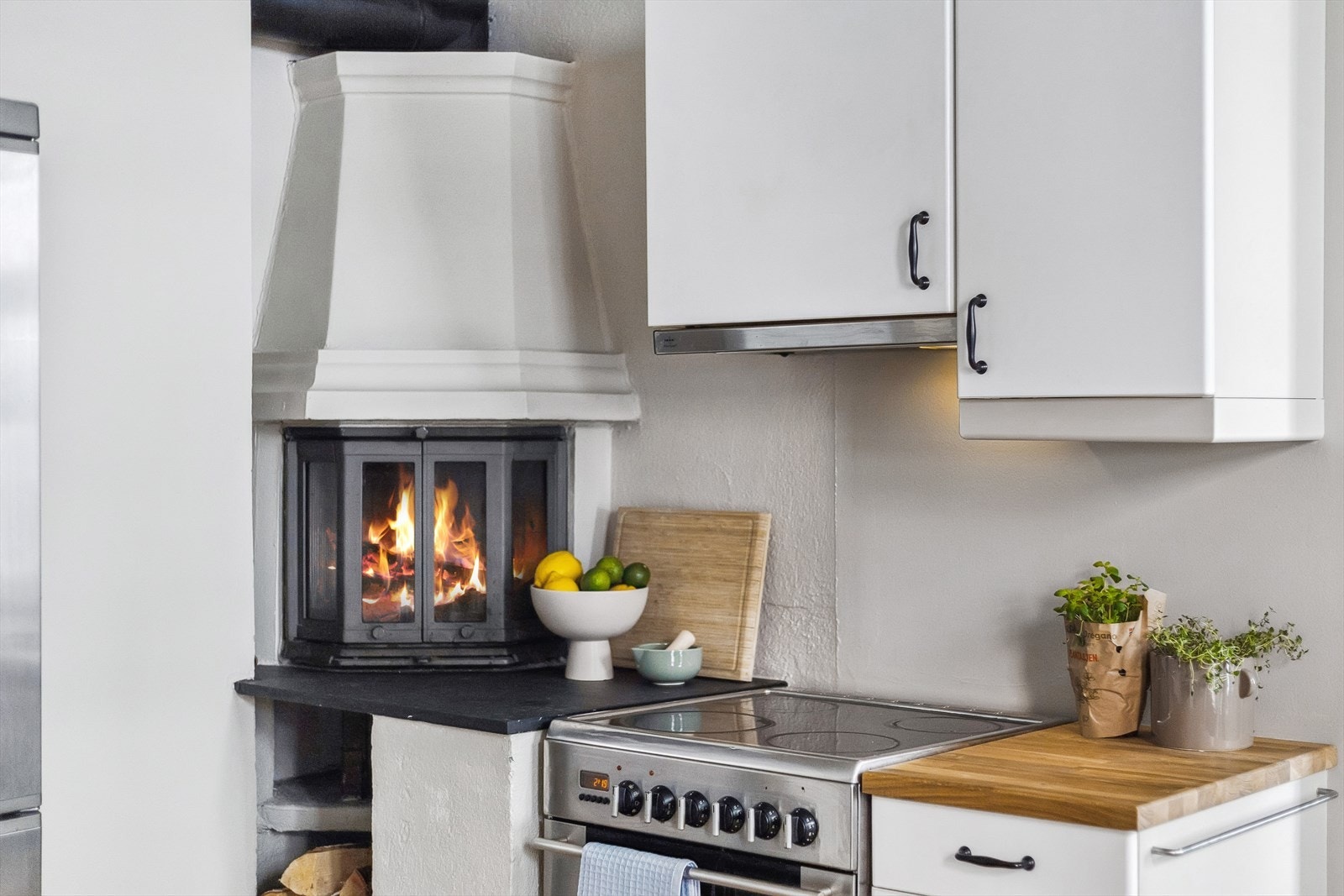 Peis på kjøkken som varmer godt og gir en hyggelig atmosfære Galleribilde