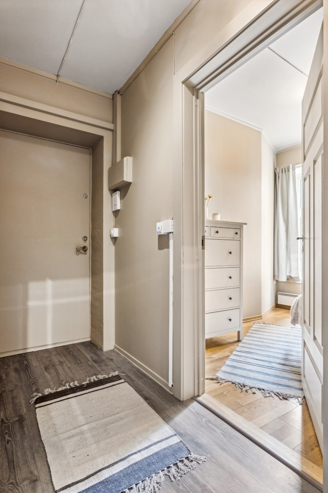 Varmekabler på gulv i både gang og stue Galleribilde