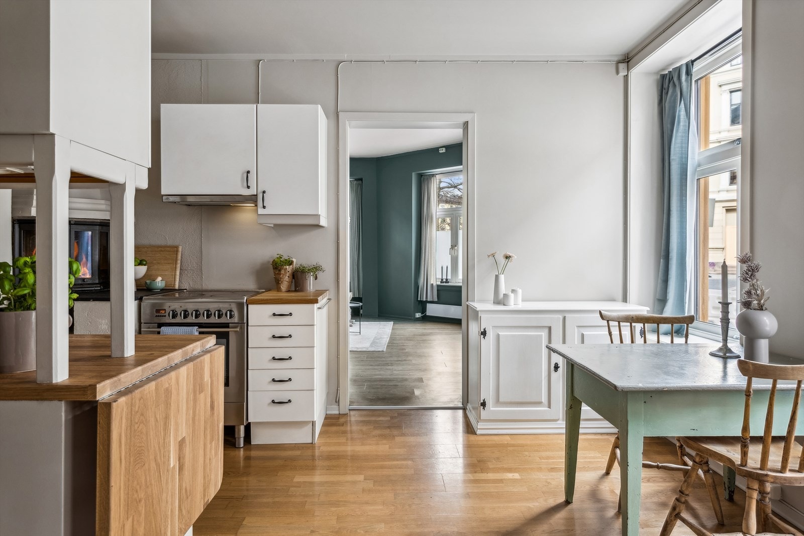 Malt overflater og ny benkeplater på kjøkken Galleribilde