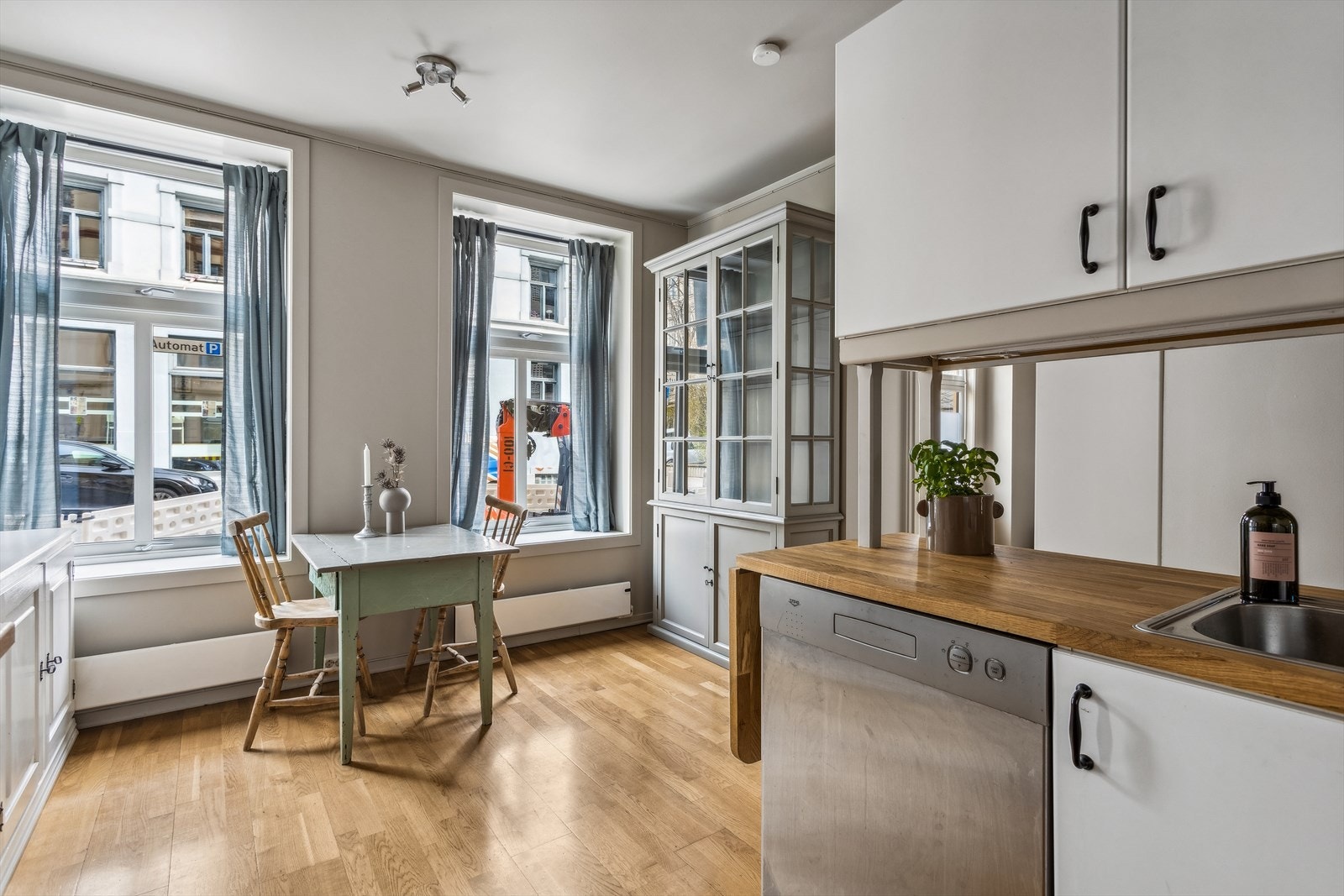 Store vindusflater gir rikelig med lysinnslipp Galleribilde