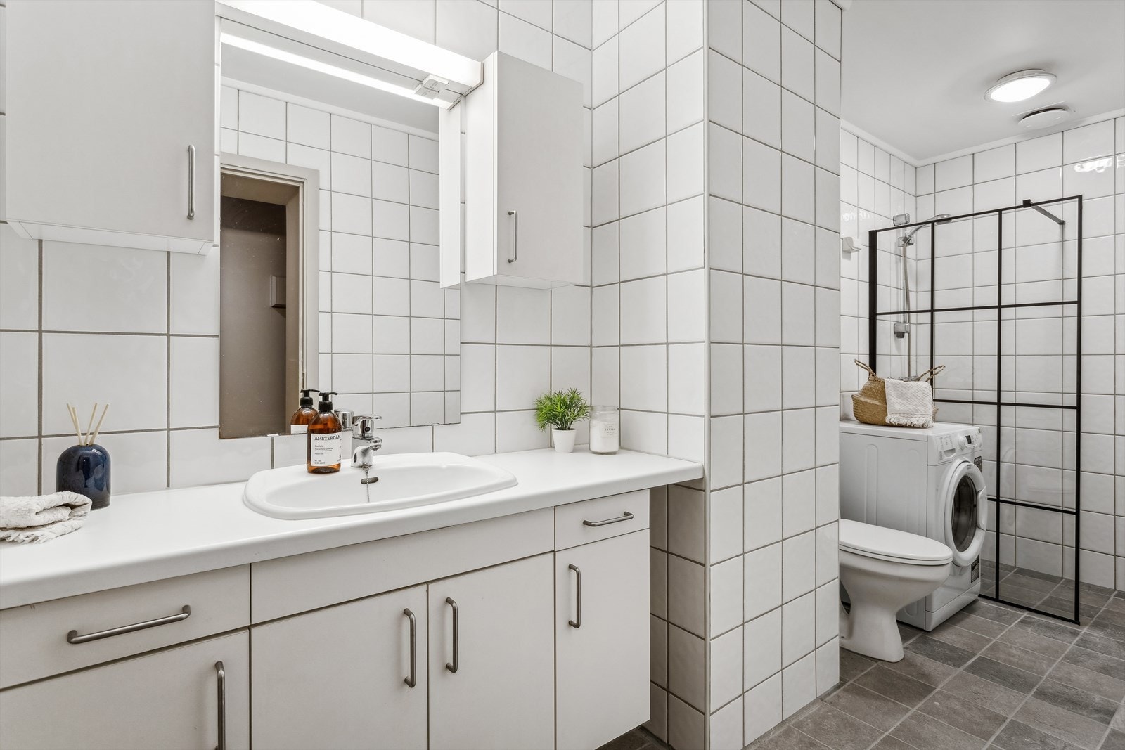 Nye fliser på gulv og ny dusjvegg, varmekabler på gulv Galleribilde