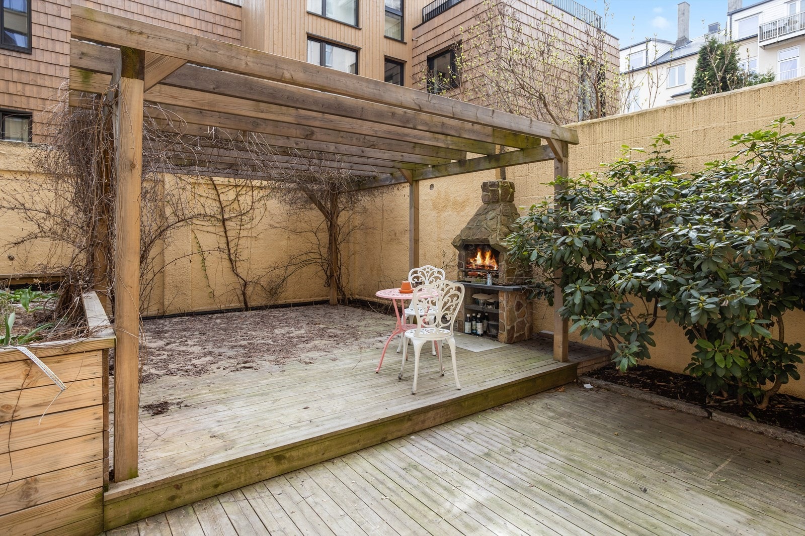 Hyggelig bakgård med steinovn Galleribilde