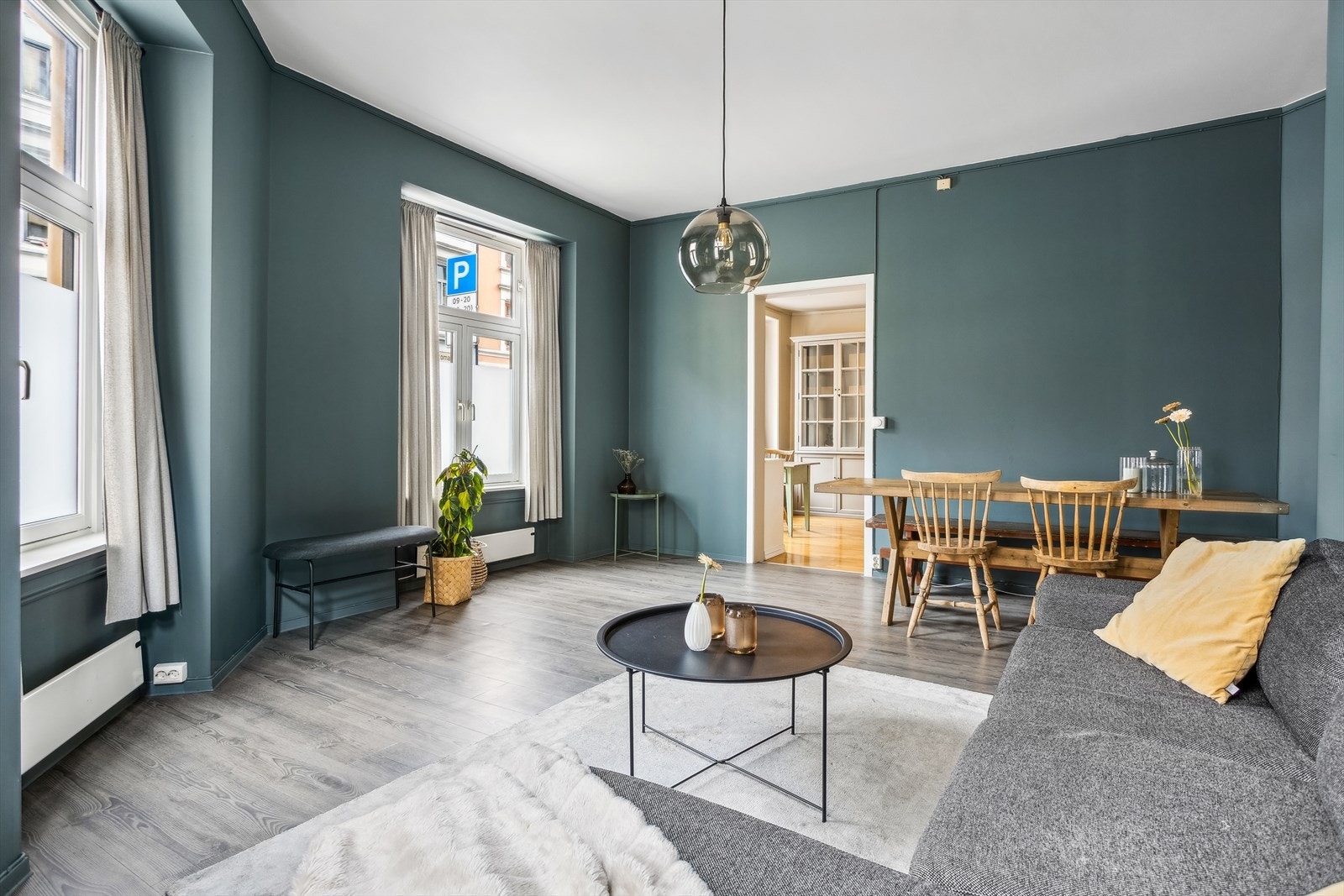 Stor stue med god plass til spisebord Galleribilde