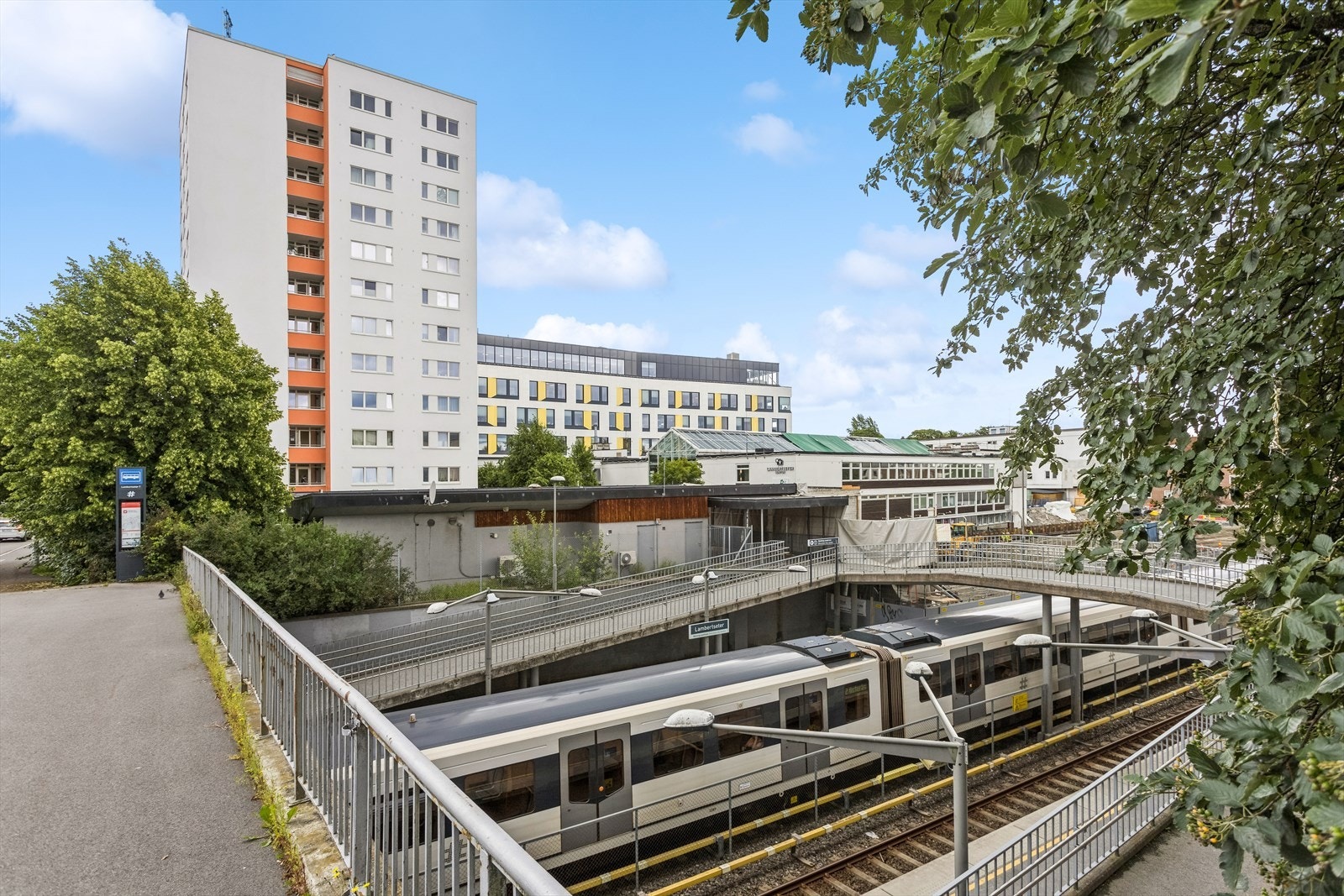 Det er også kort vei til offentlig kommunikasjon som T-bane og buss. Galleribilde