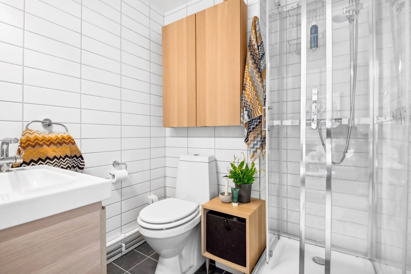 Pent flislagt wc-rom med dusjkabinett fra 2017 Galleribilde