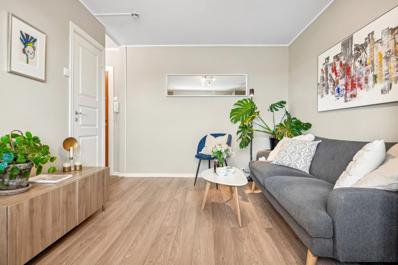 God plass til sofagruppe og spisebord Galleribilde