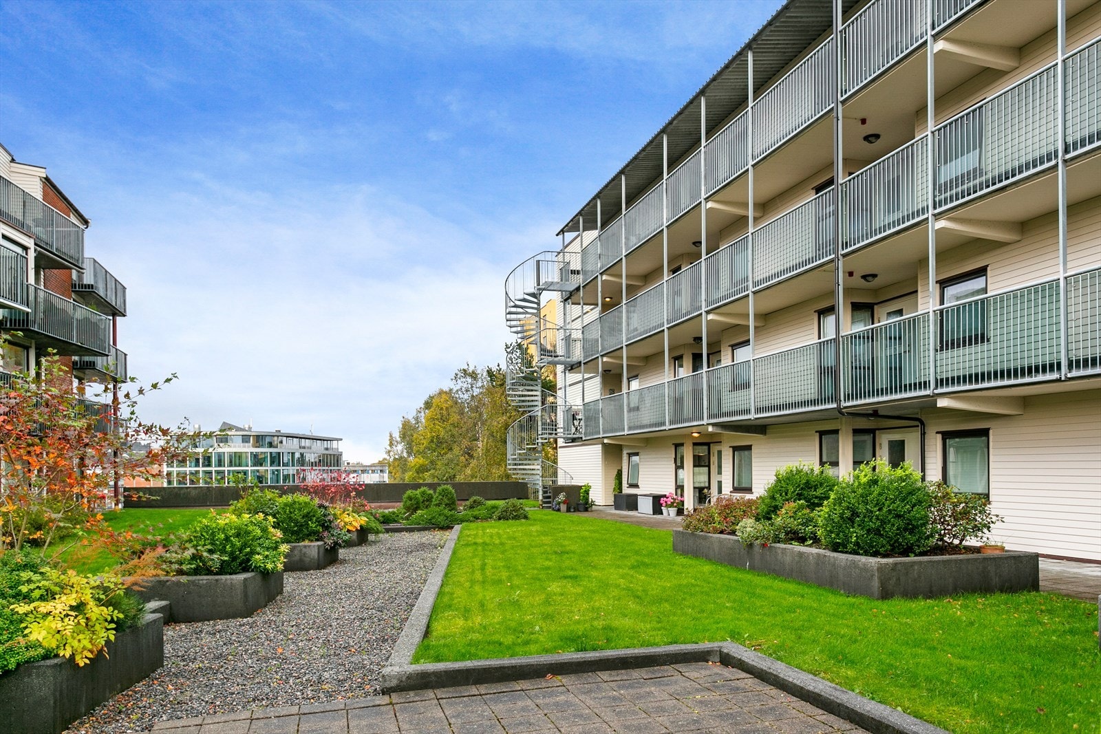 Sameiet har flott opparbeidet uteområde og fra leiligheten kan man gå tørrskodd til Moa med alle dets fasiliteter Galleribilde