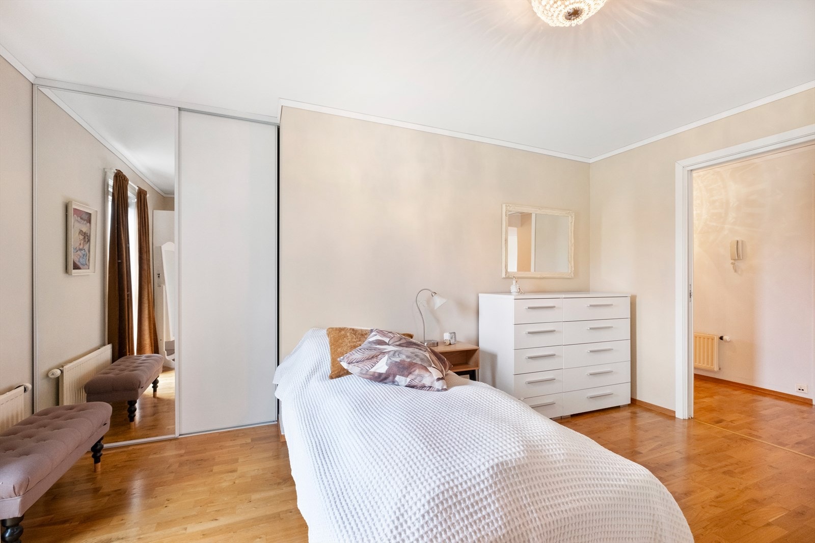 Romslig hovedsoverom som har godt med garderobeplass i form av skyvedørsgarderobe Galleribilde