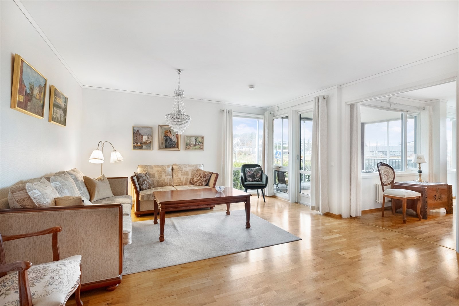 Fra stua - her har man utgang til en innglasset veranda på ca 11 kvm Galleribilde