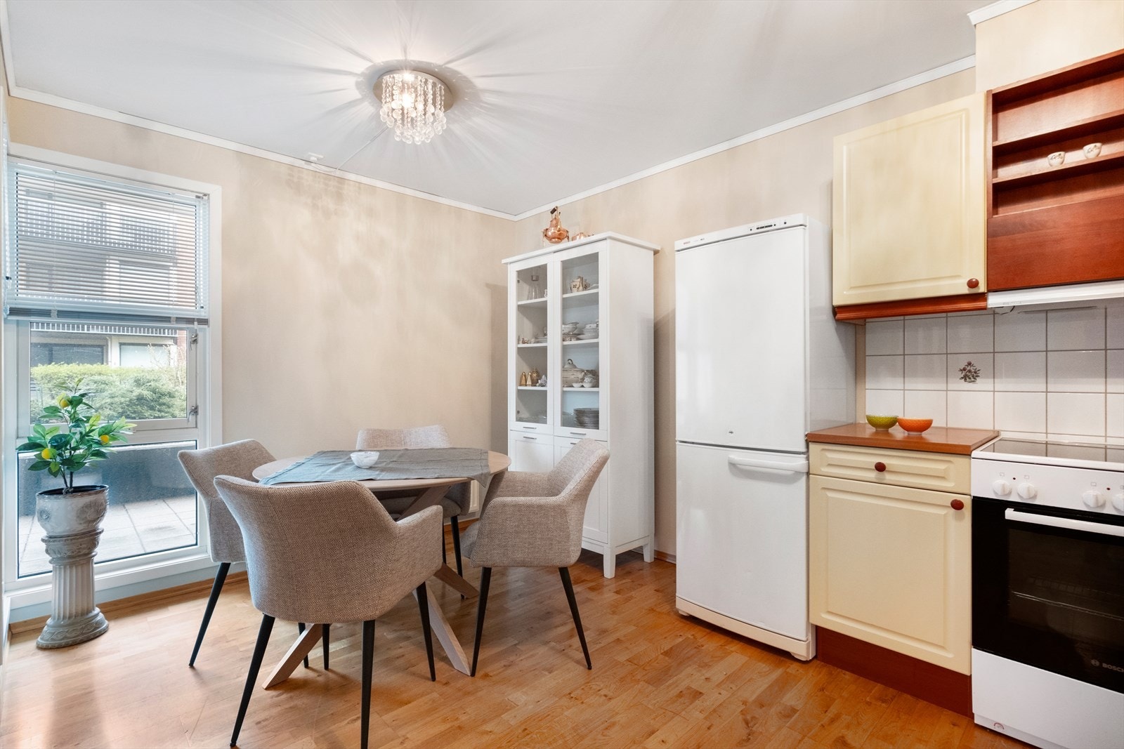 Kjøkkenet er romslig og har plass til spisebord om ønskelig Galleribilde