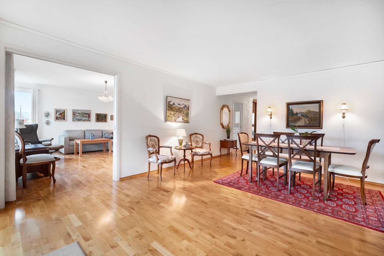 Stua er romslig og har parkett på gulv, malte veggflater og malte himlinger Galleribilde