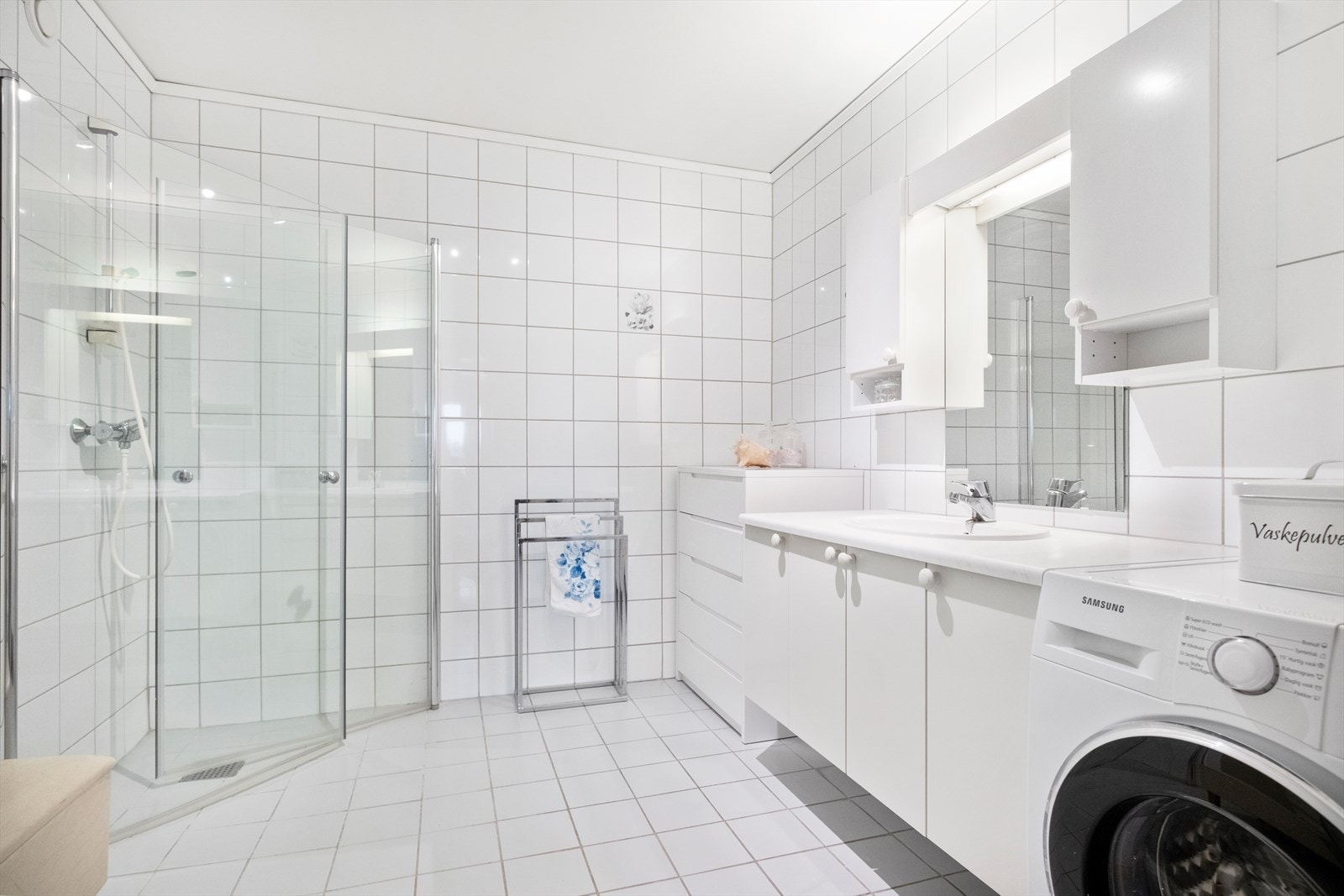 Fra badet - badet er helfliset og utstyrt med dusjhjørne - Galleribilde