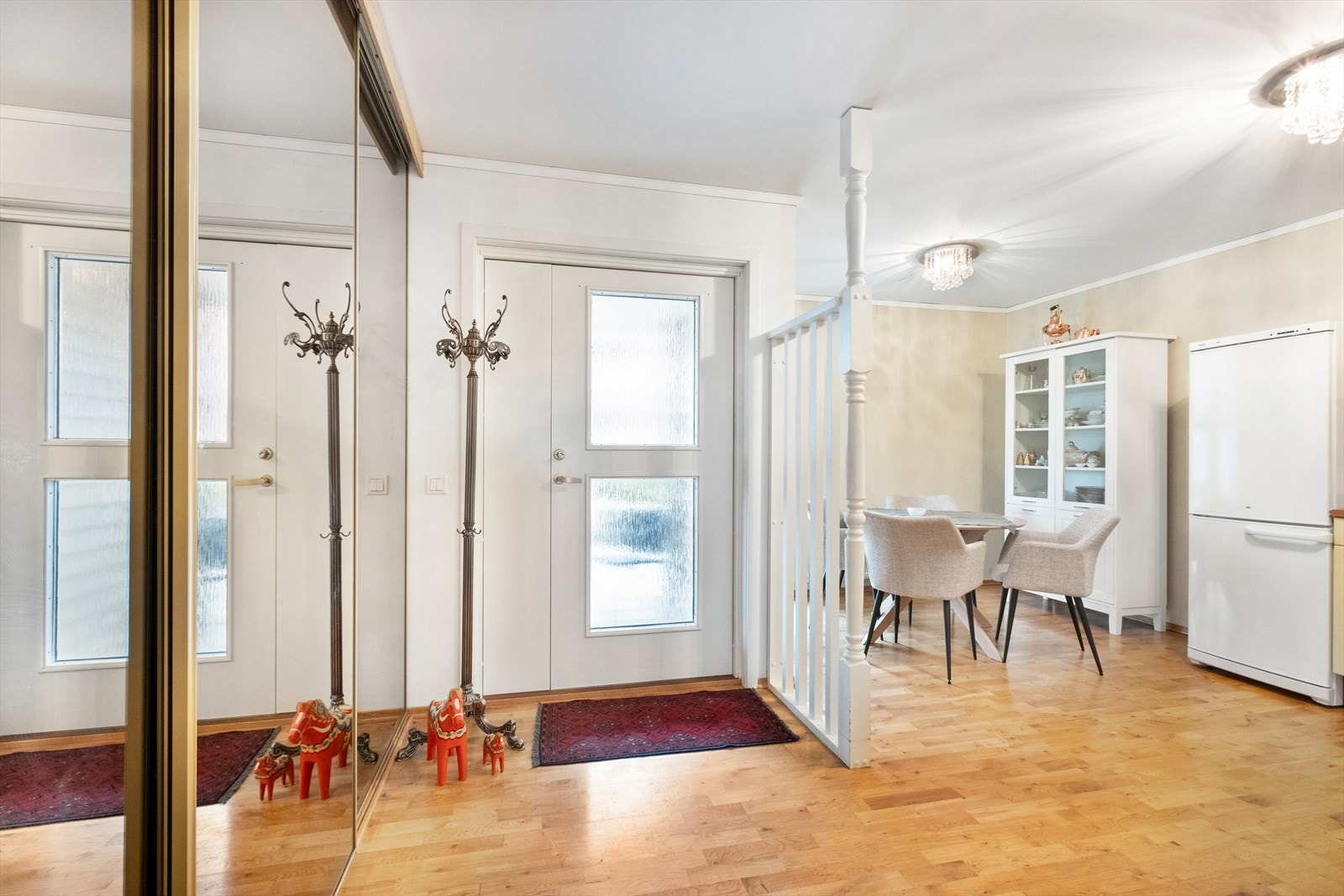 Fra entrè - her er godt med garderobeplass i form av skyvedørsgarderobe Galleribilde