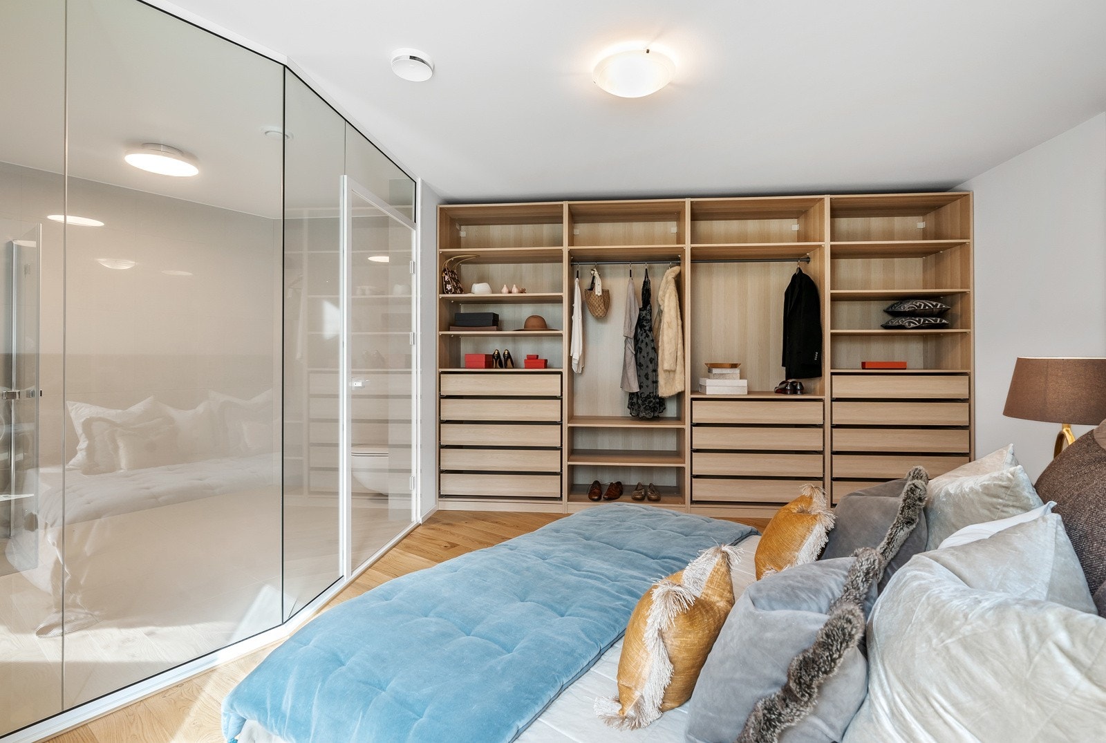Master suite med stor garderobe og eget bad Galleribilde