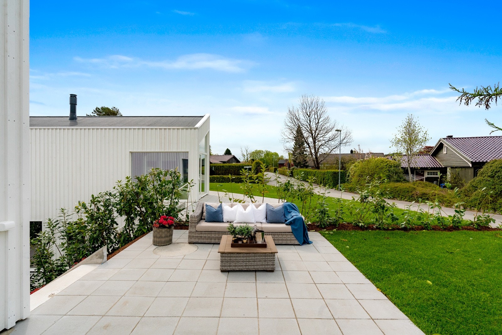 Pent opparbeidet uteområde/terrasse med gode solforhold Galleribilde