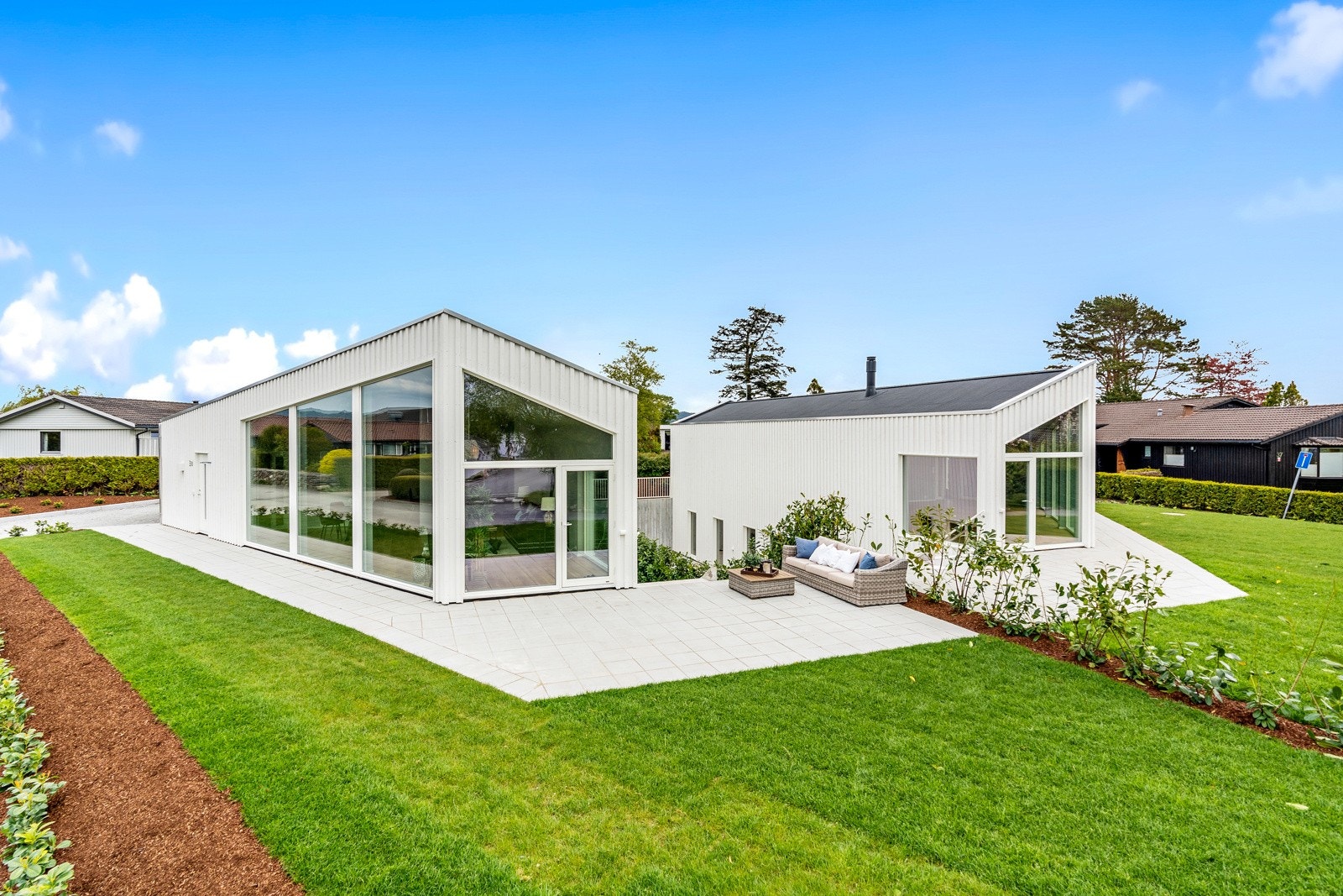 Nydelig uteområde og pen beplantning Galleribilde