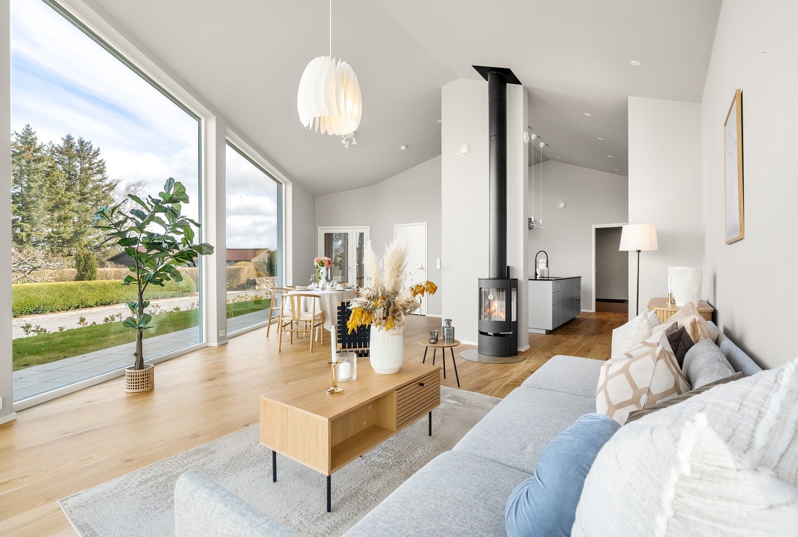 Åpen løsning mellom stue og kjøkken Galleribilde