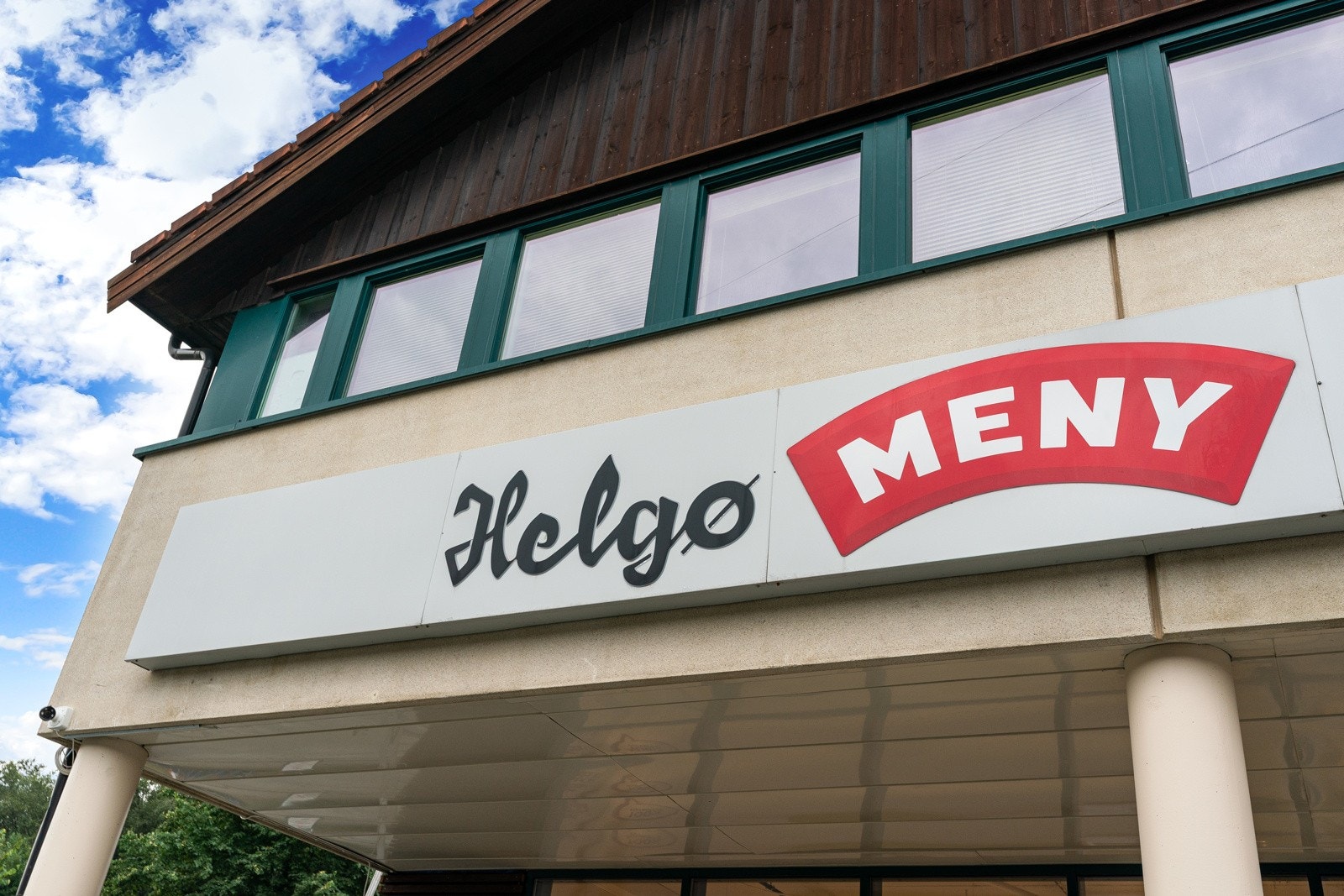 Nærbutikken hvor det også finnes legekontor, Skeiene Helsehus, frisør etc. Galleribilde