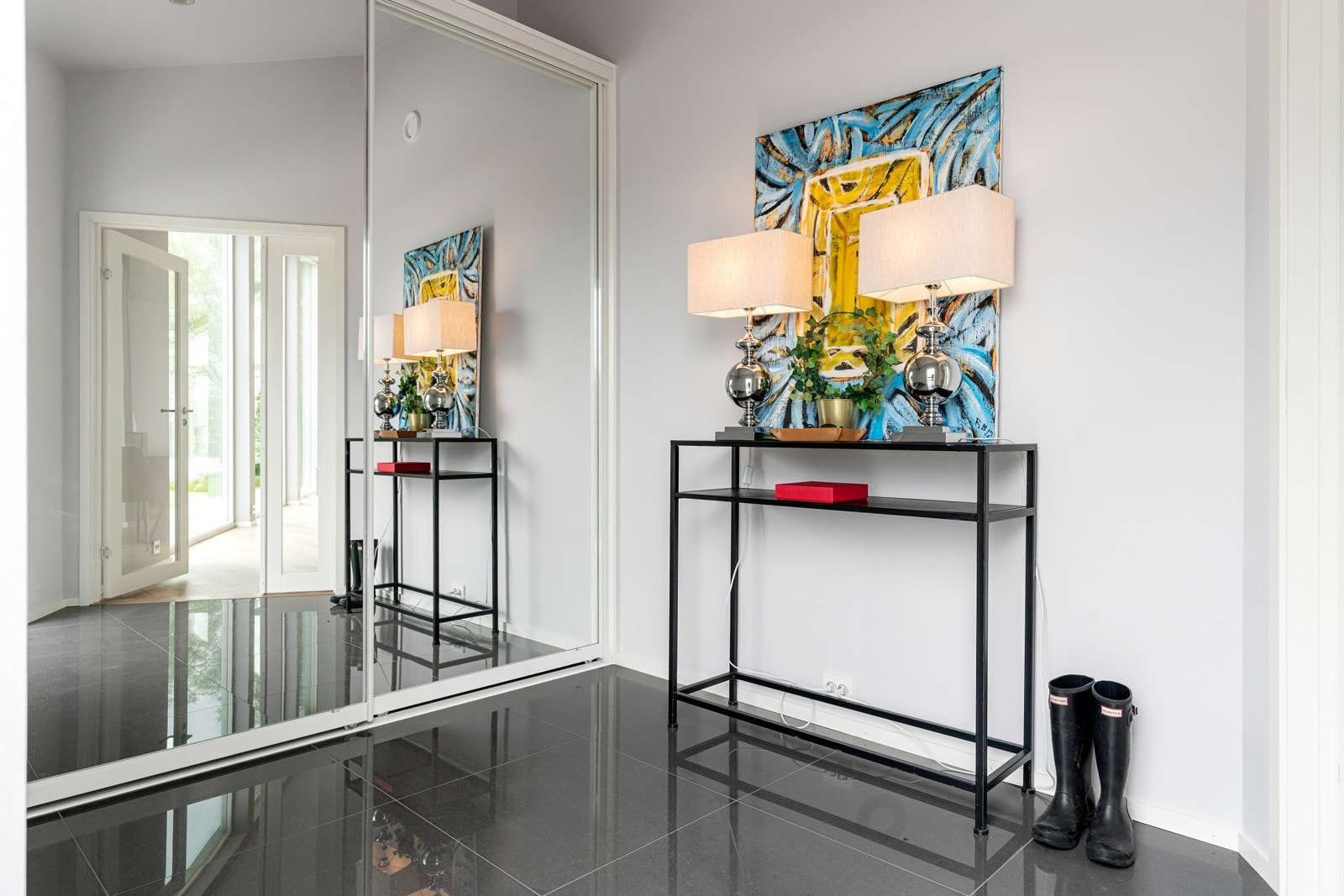 Innbydende entré med garderobe og ekstra takhøyde Galleribilde