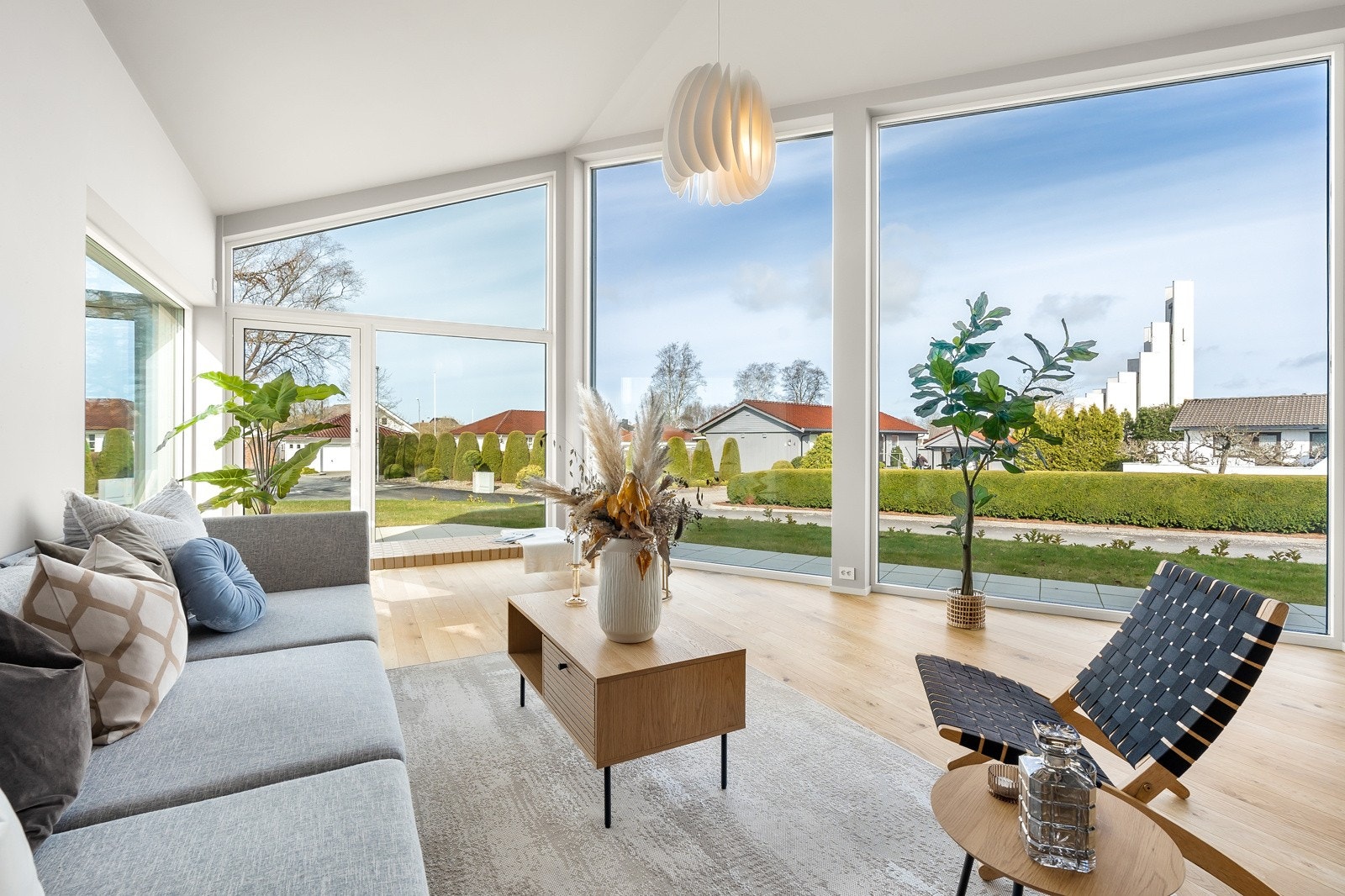 Nydelig stue med store vindusflater Galleribilde