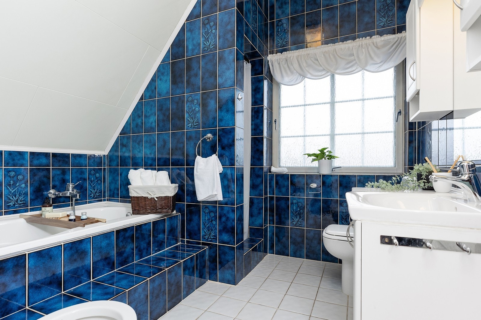 Baderommet har innebygd dusj og badekar. Galleribilde