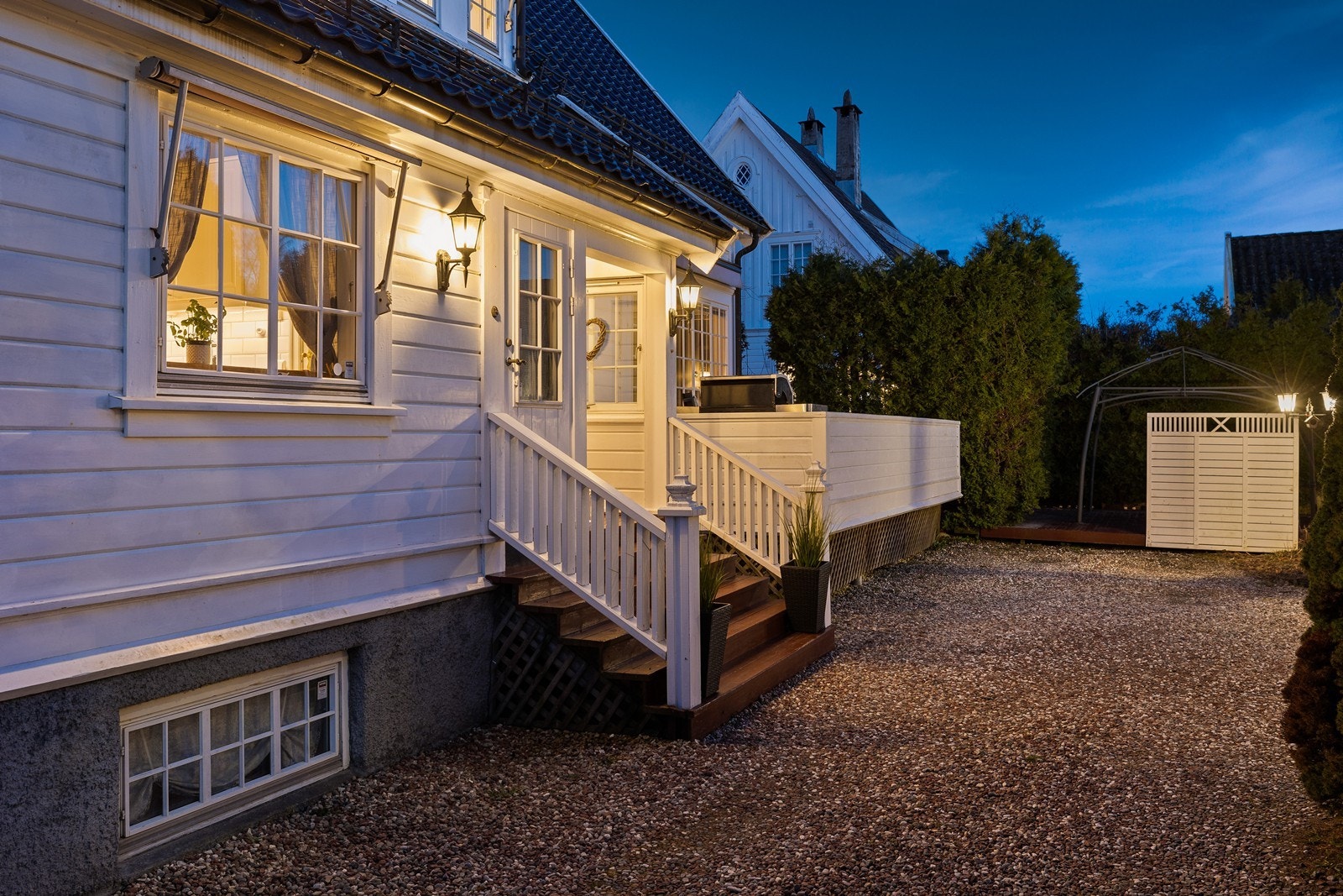 "Tjenesteinngangen" til kjøkkenet. Under takutstikket er hovedinngangen, som tar deg inn i den romslige hallen Galleribilde