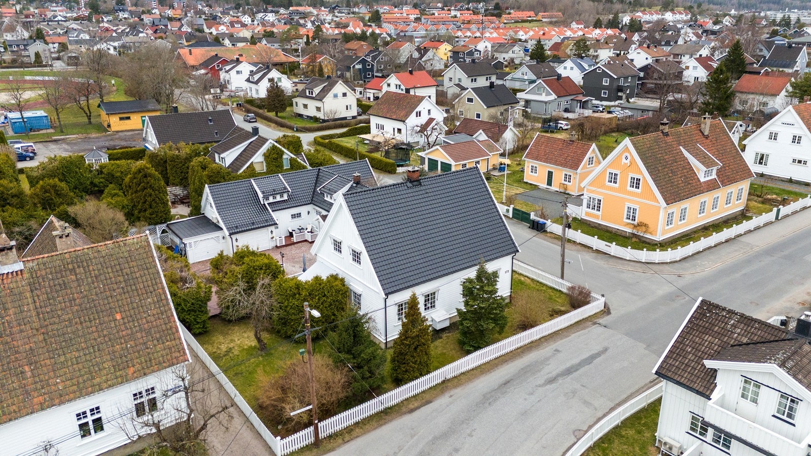 400 meter til barneskolen, 100 meter til sentralidrettsanlegget og 300 meter til dagligvareforretning Galleribilde