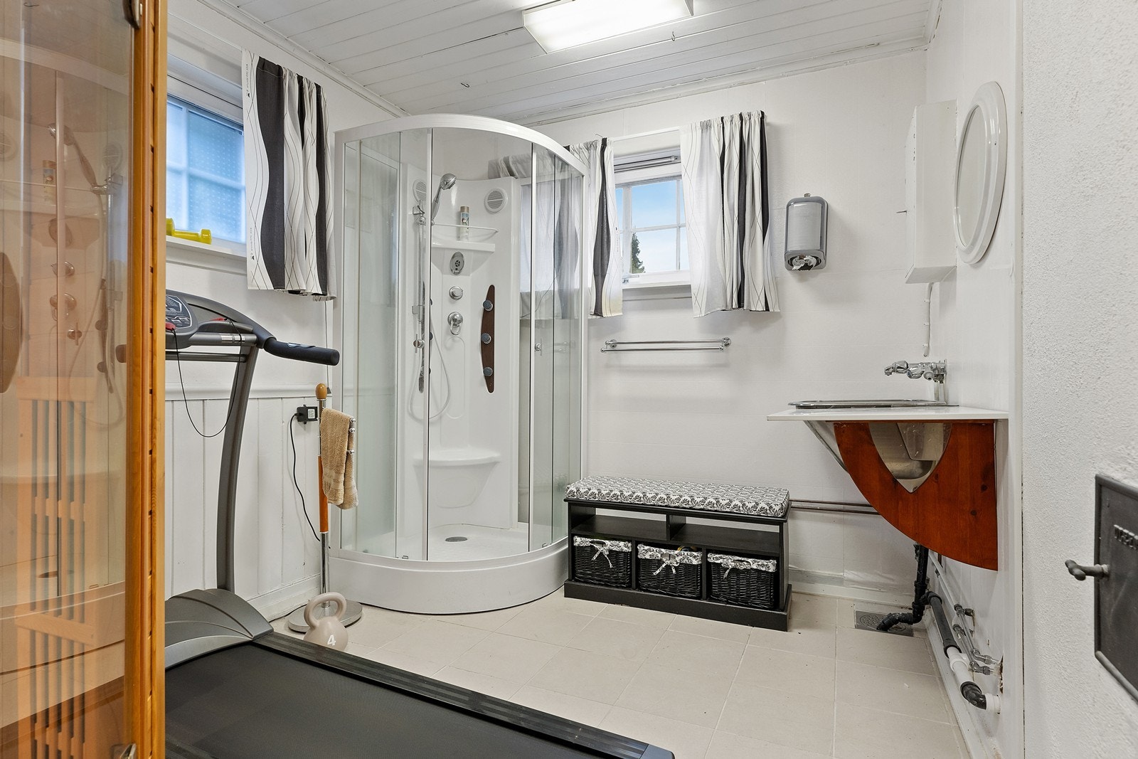 Bad i uthuset med badstue og dusj (Uthuset er ikke godkjent for varig opphold) Galleribilde