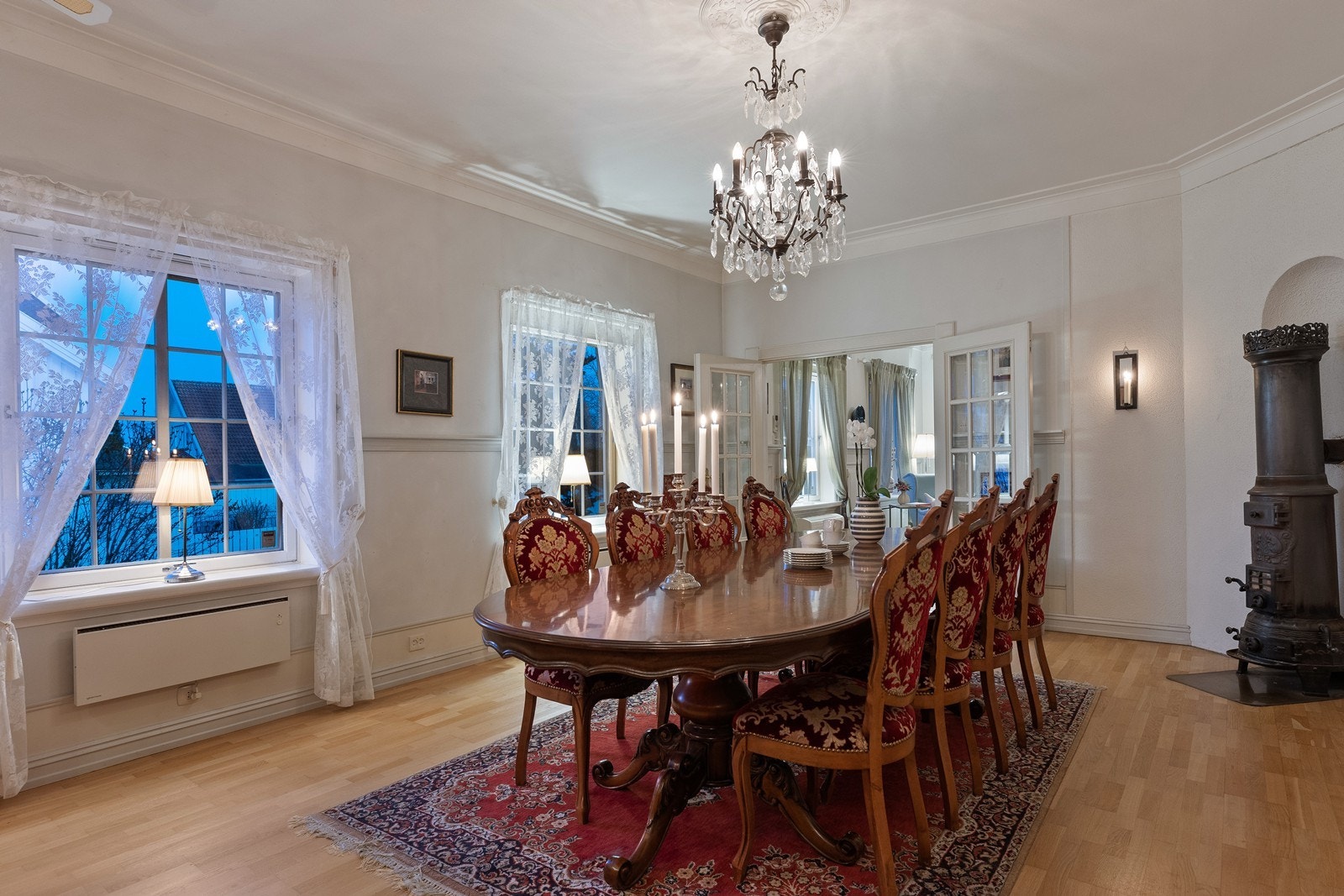 Luftig rom med generøs takhøyde, brystning, og rosett i taket Galleribilde