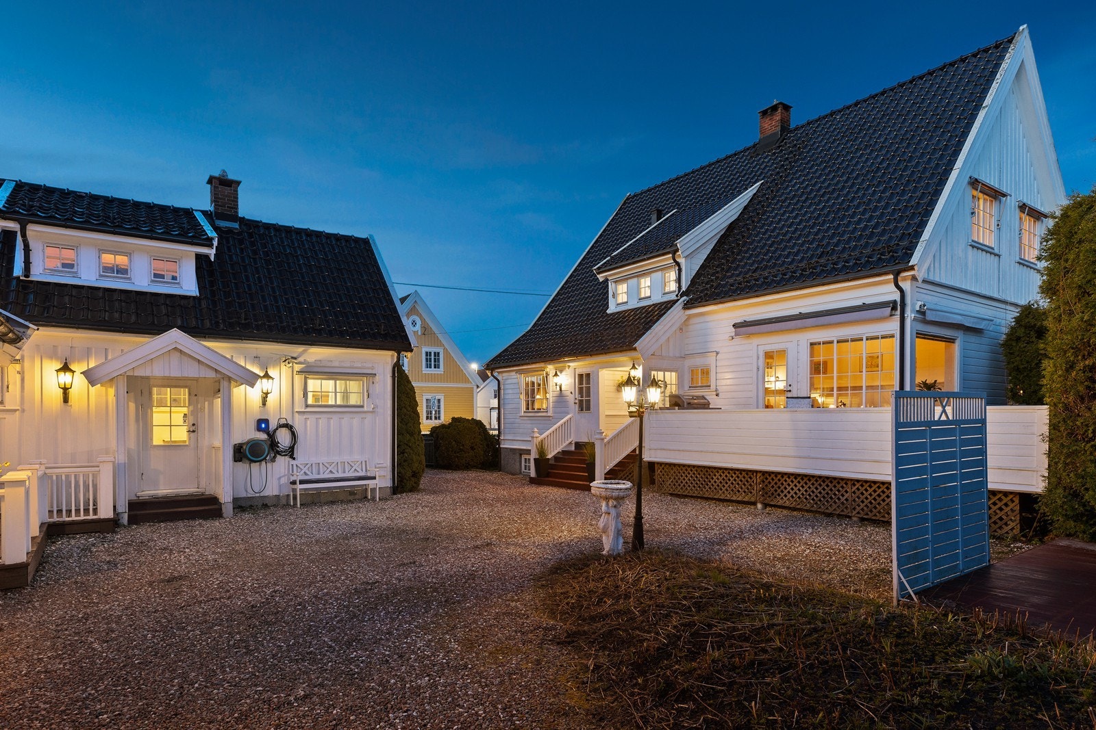 Eneboligen måler 253 m2 og sidebygningen med garasje/carport 179 m2 Galleribilde