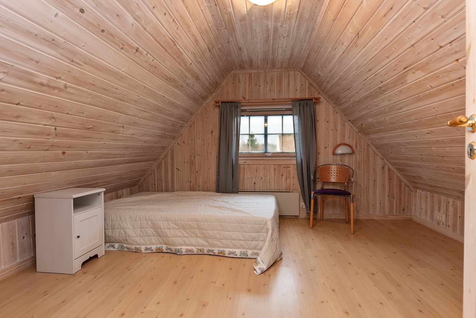 Innredet rom i uthuset (Uthuset er ikke godkjent for varig opphold) Galleribilde