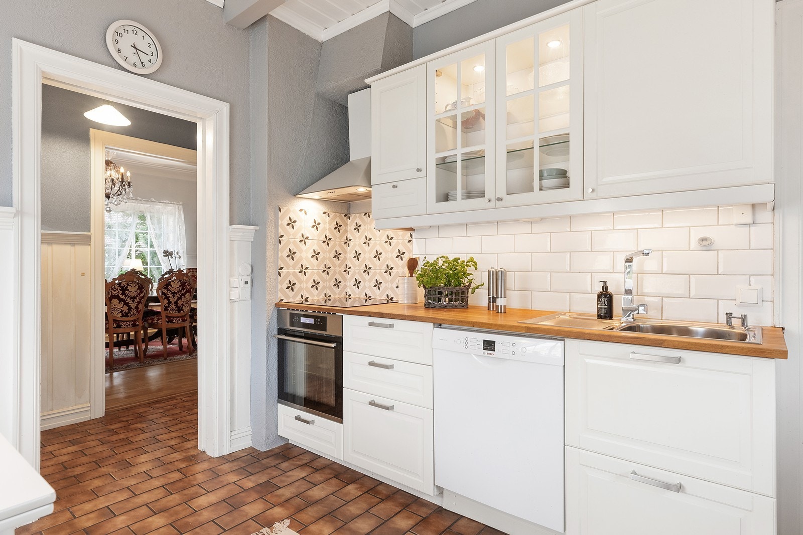 Kjøkkenet var nytt i 2017 og har egen tjenesteinngang - en av flere løsninger i boligen, som reflekterer den status en formann på Wiesebruket hadde Galleribilde