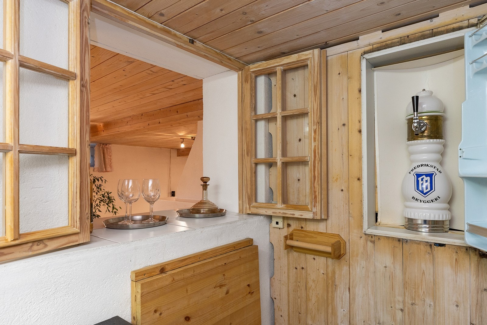 Bak serveringsluken Galleribilde