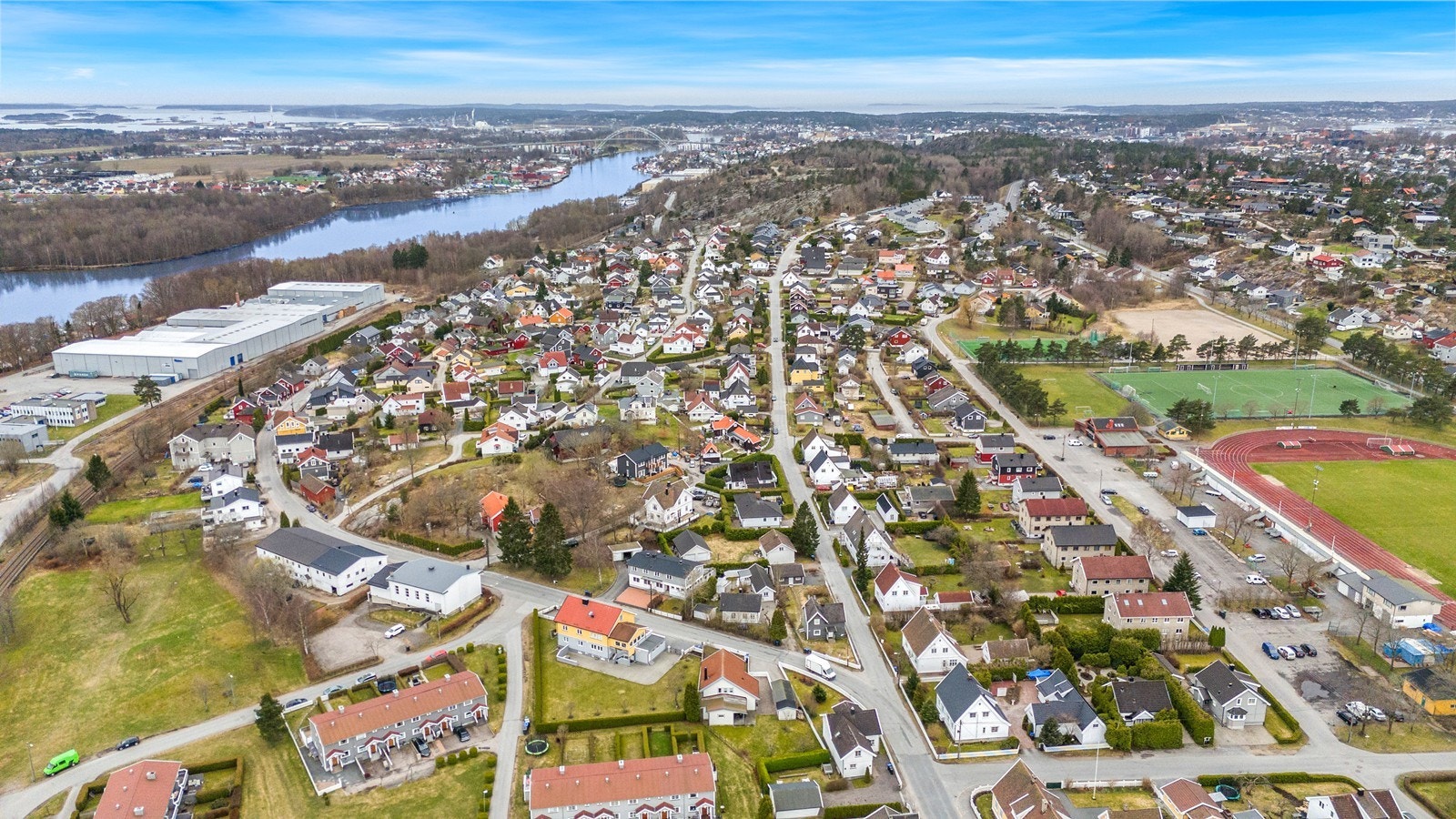 Det er bussholdeplass utenfor nabohuset, og det er ca. 3 km. til Fredrikstad stasjon, via Glommastien Galleribilde