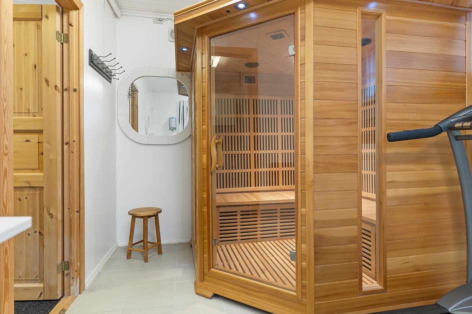 Bad i uthuset med badstue og dusj (Uthuset er ikke godkjent for varig opphold) Galleribilde