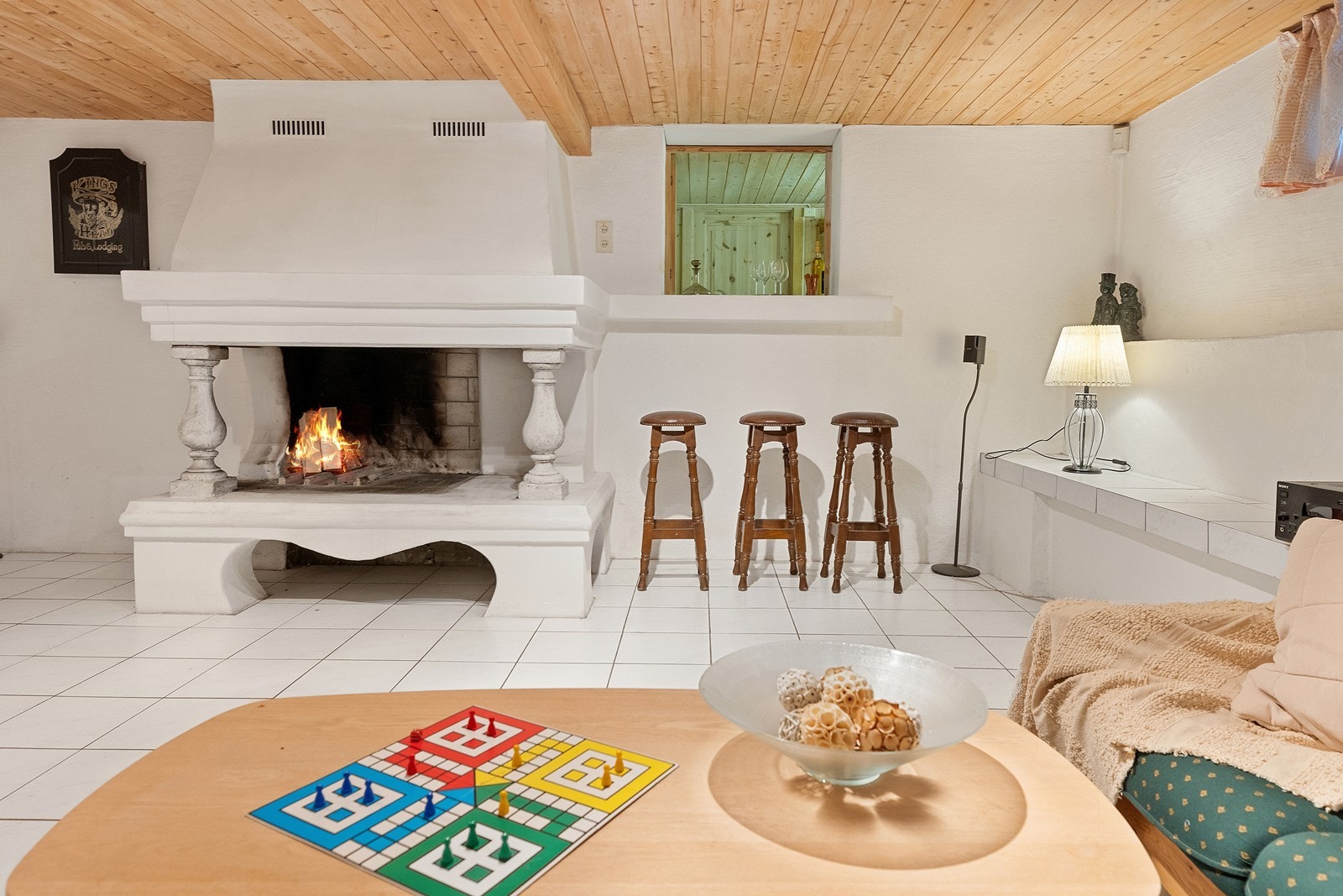 Serveringsluke, fra baren i naborommet Galleribilde