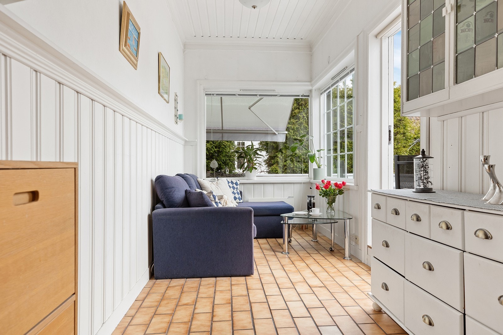 Lys og fin vinterhage med direkte utgang til verandaen og tunet Galleribilde