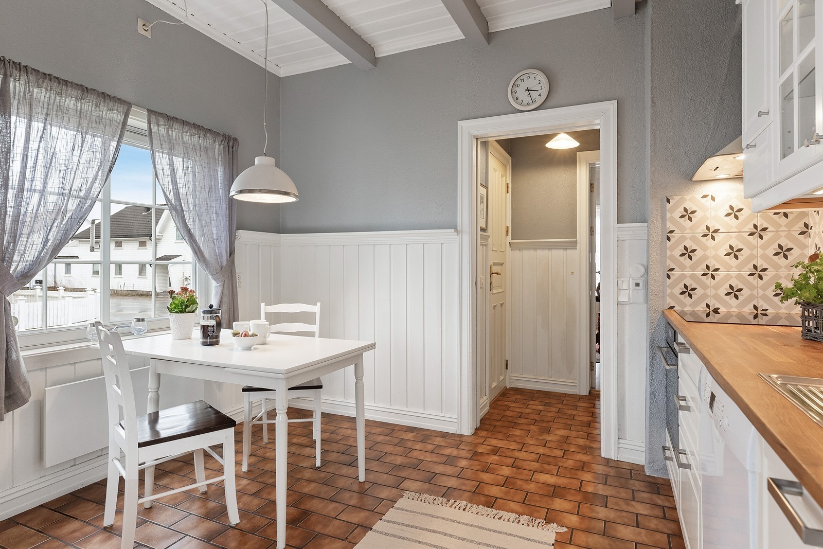 God plass til spisebord på kjøkkenet, hvor du kan nyte morgenkaffen foran vinduet. Galleribilde