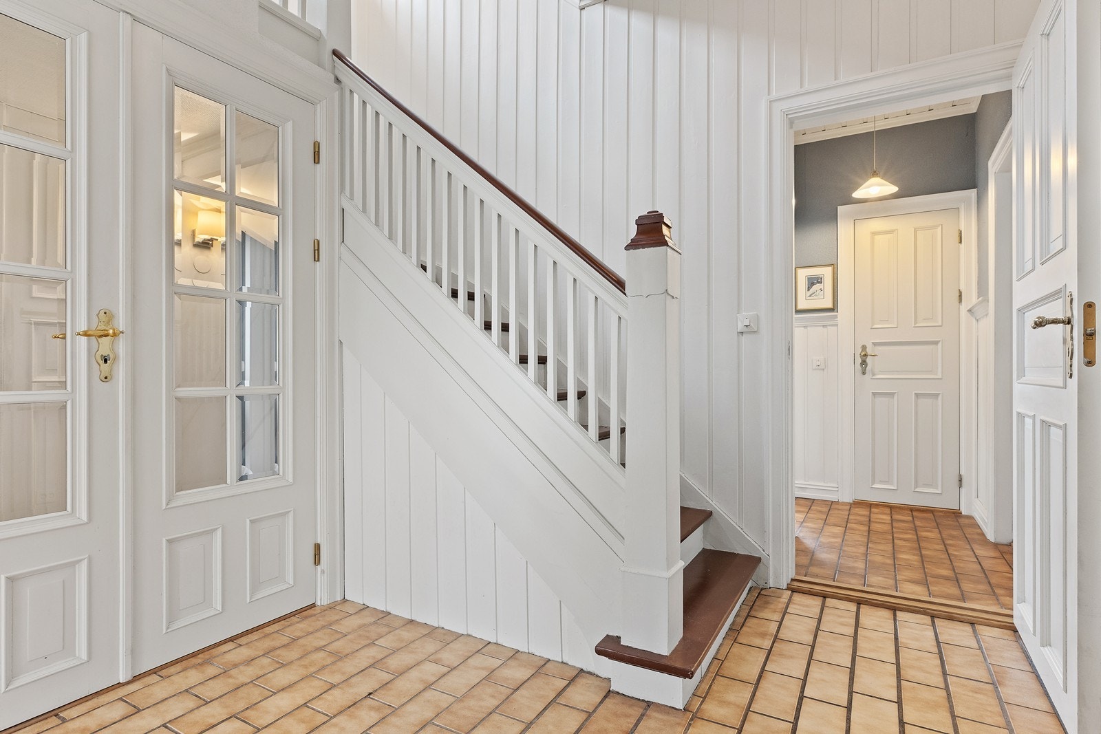 Staselig, romslig hall og trappeløp Galleribilde