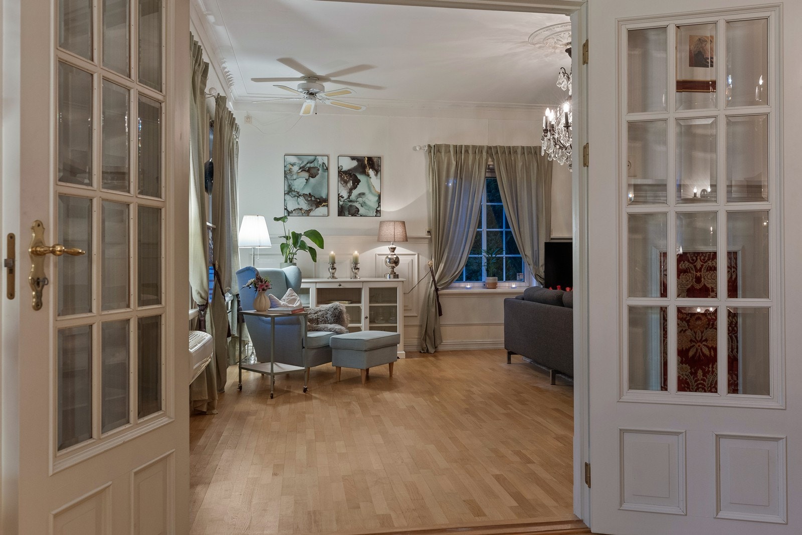 Flott tofløyet dør, mellom spisestuen og dagligstuen Galleribilde